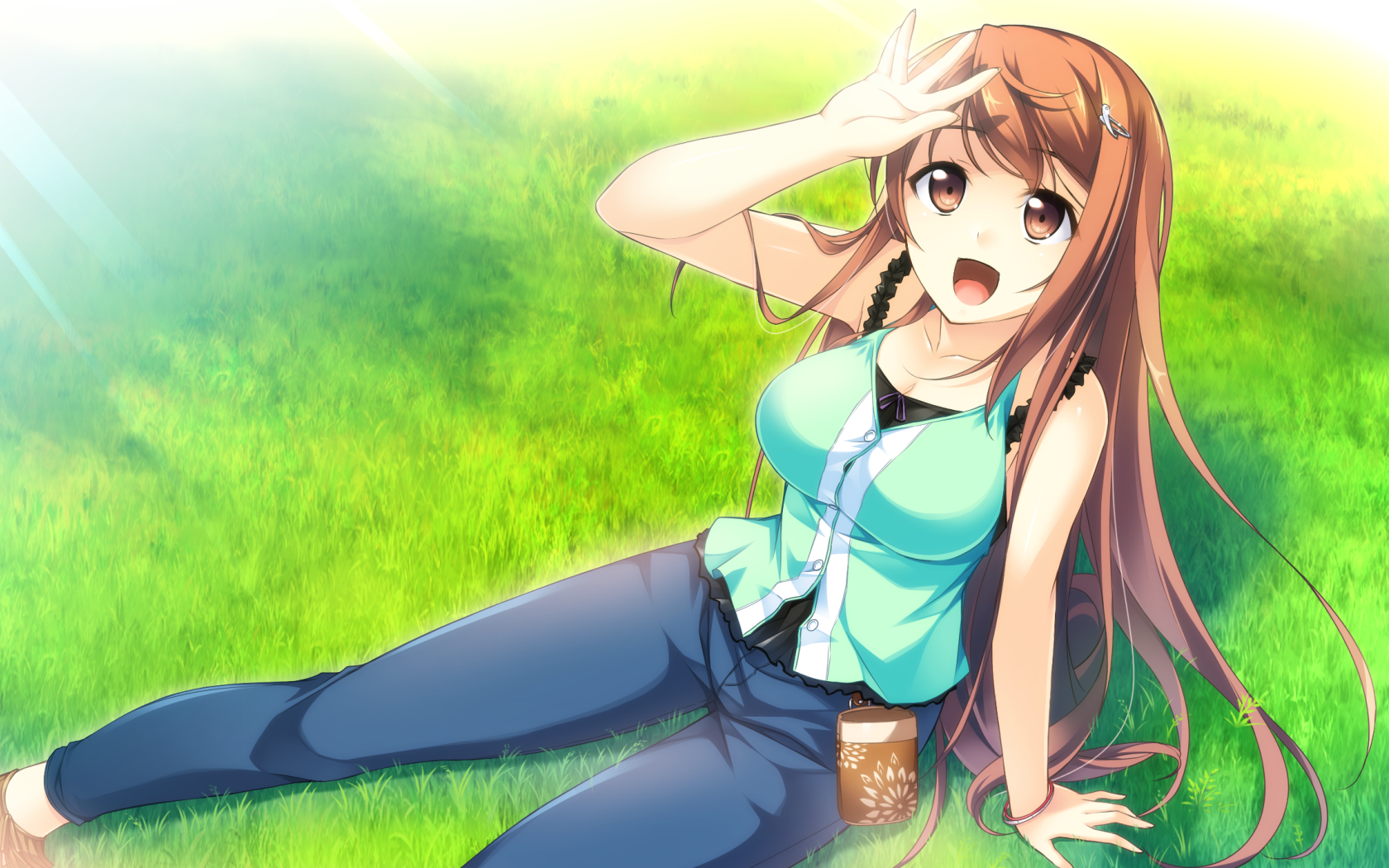 Аниме девушка шатенка сидит на газоне