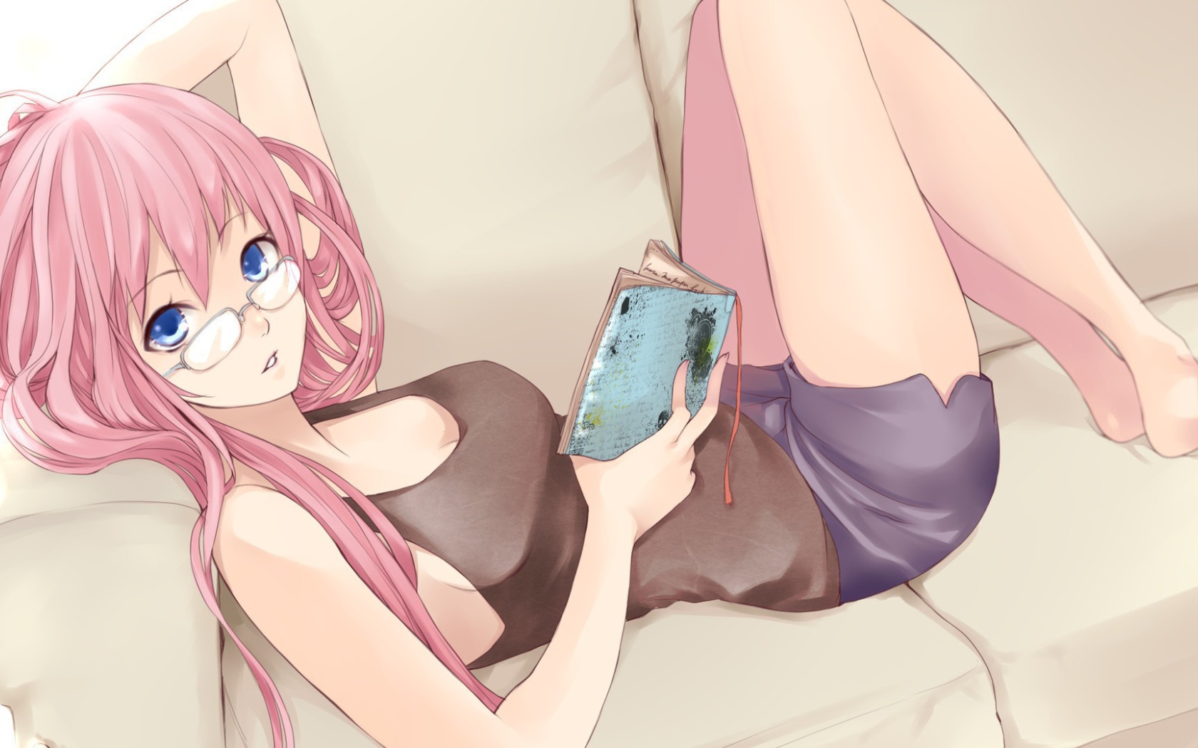 Аниме девушка в очках читает свой дневник