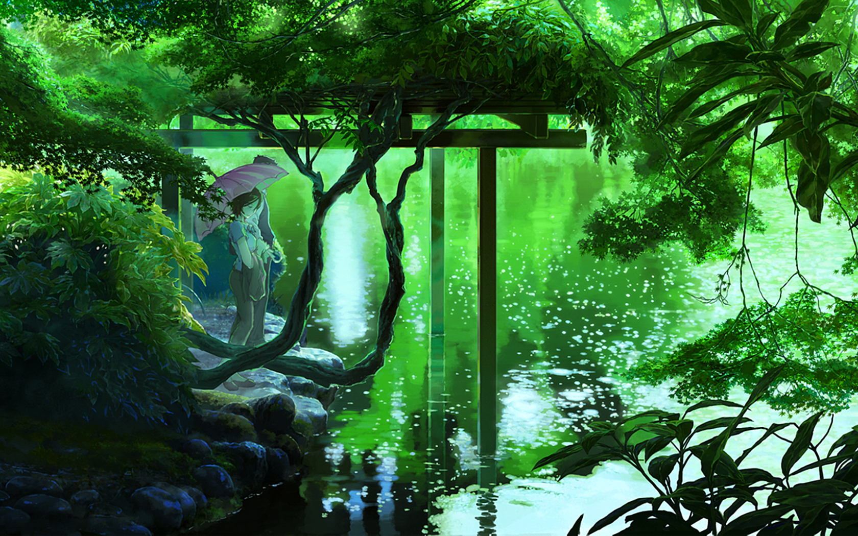 Пара под зонтом на берегу озера