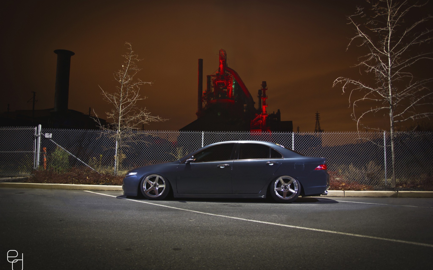 Черная Honda на фоне ночного завода