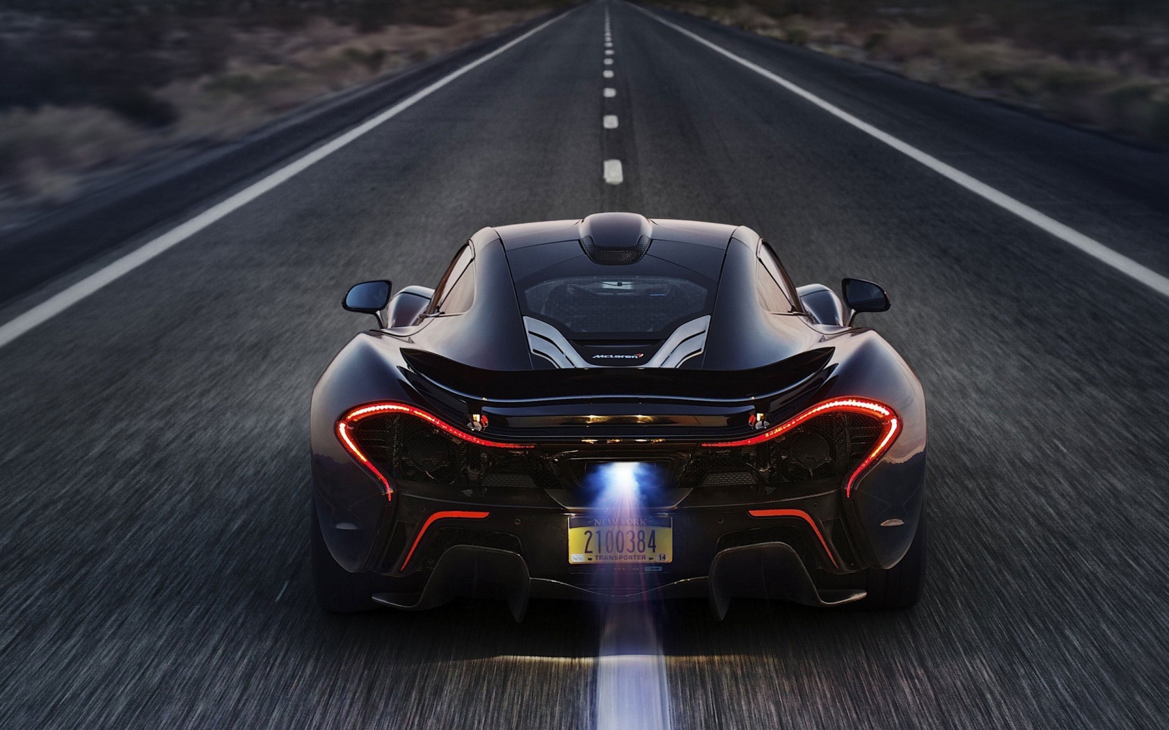 Черный McLaren P1 посередине шоссе