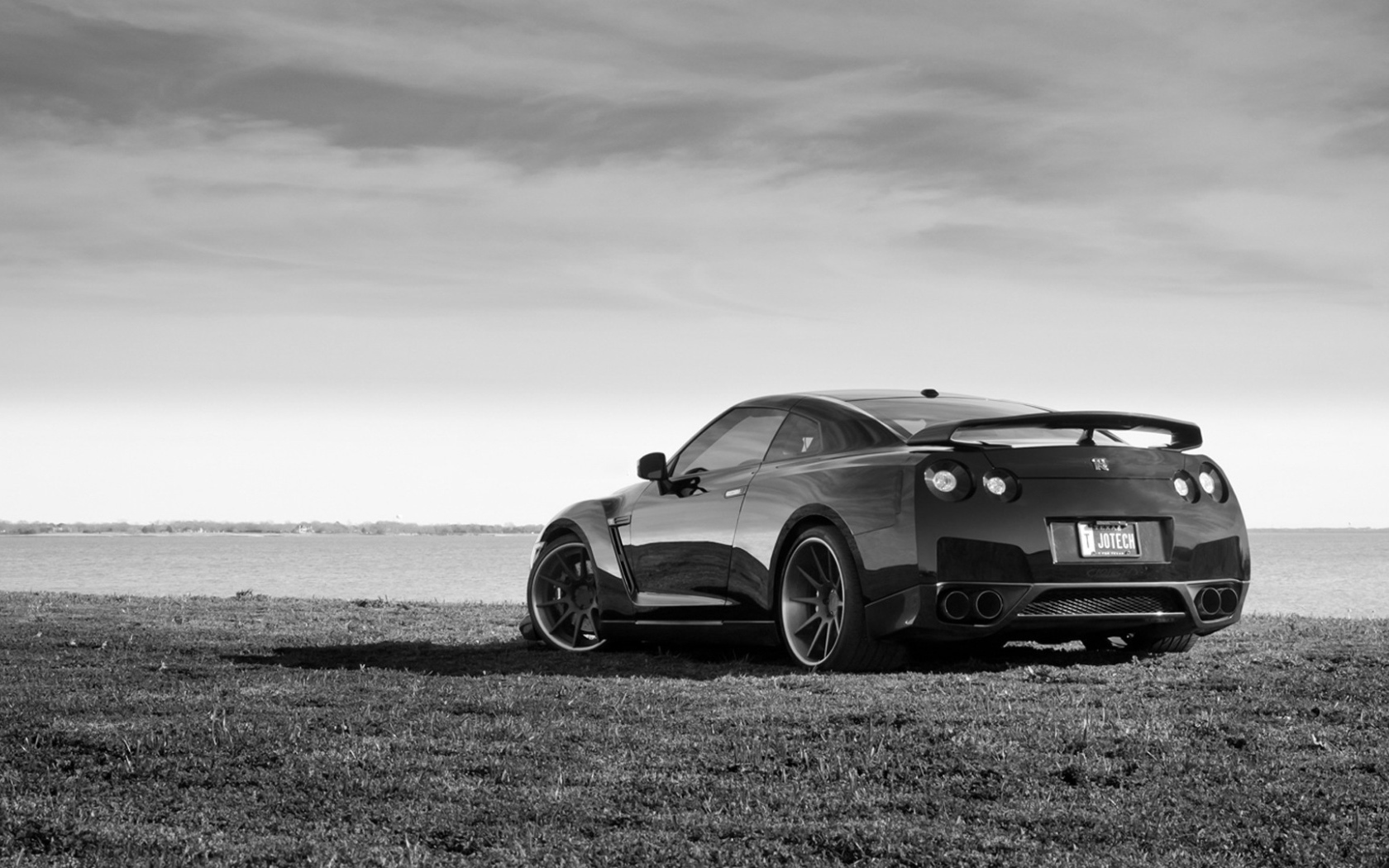 Черно белое фото авто на берегу моря