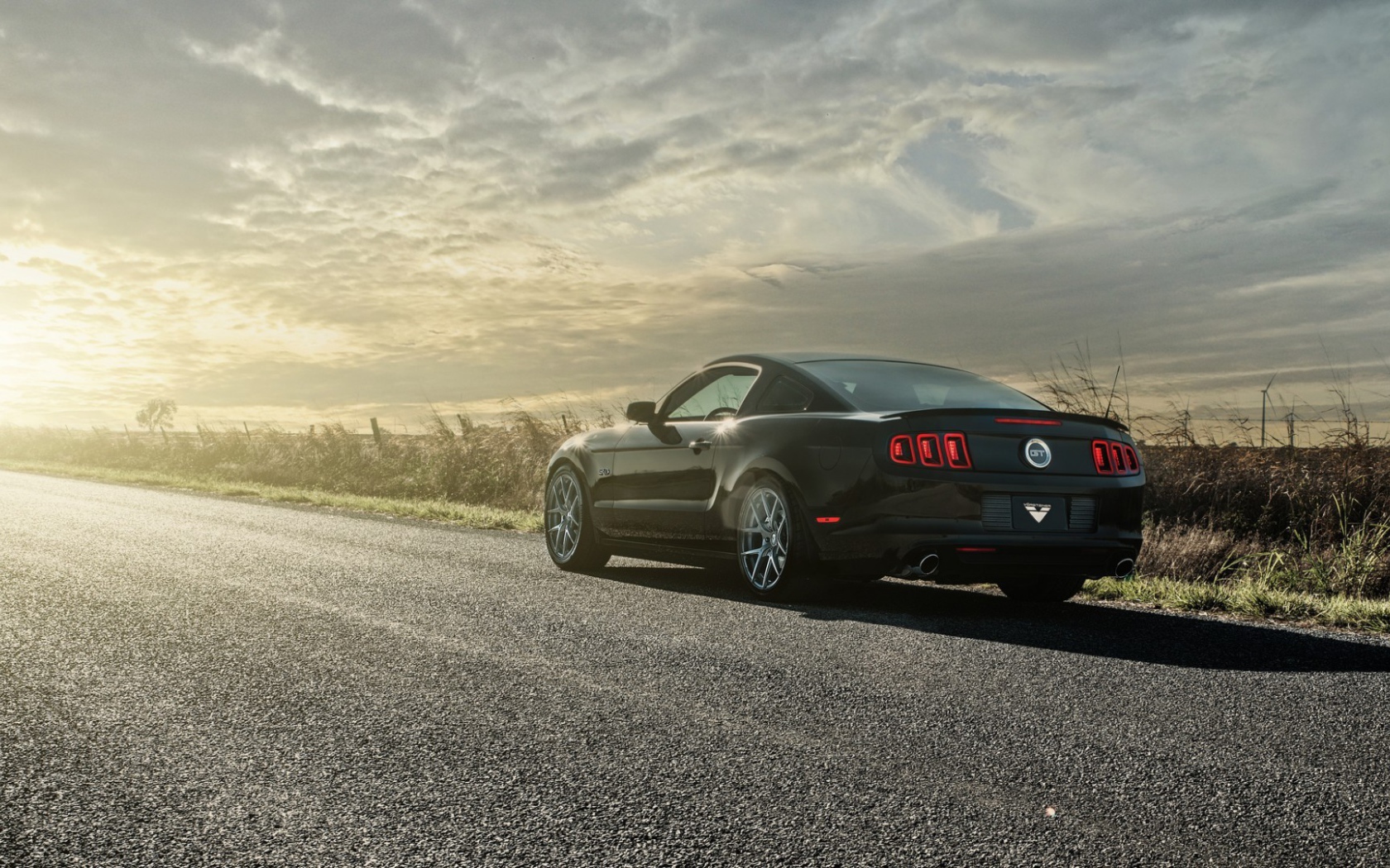 Черный автомобиль припаркован на трассе