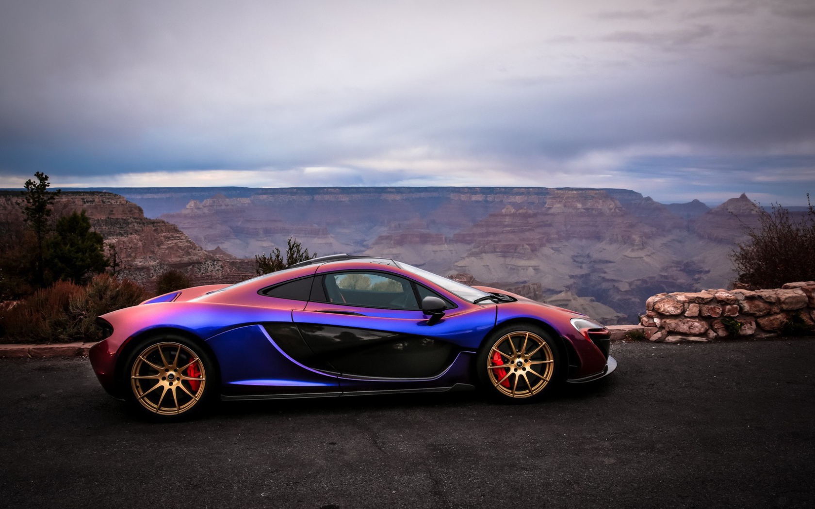 Красочный автомобиль McLaren на природе