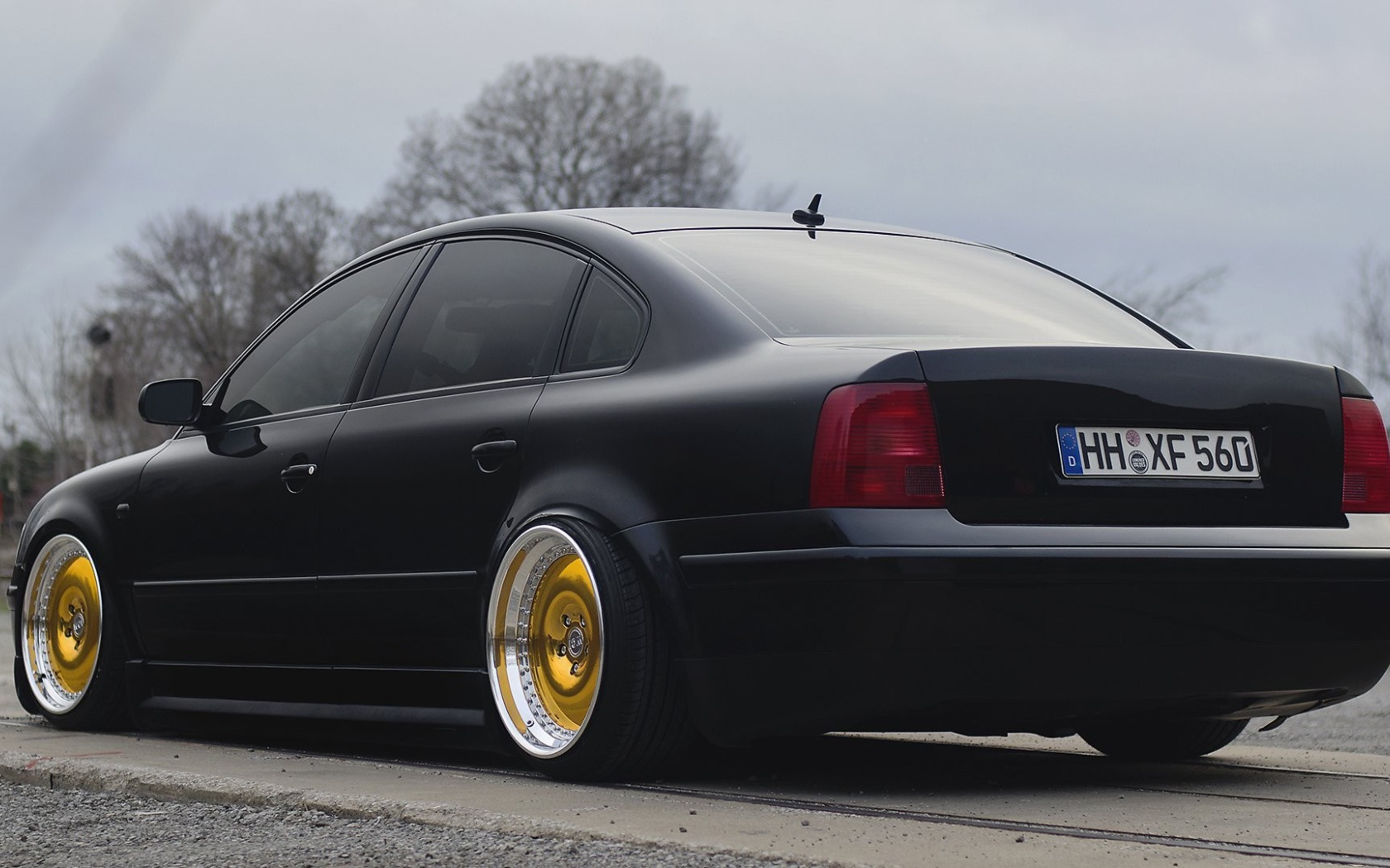 Золотые диски на автомобиле