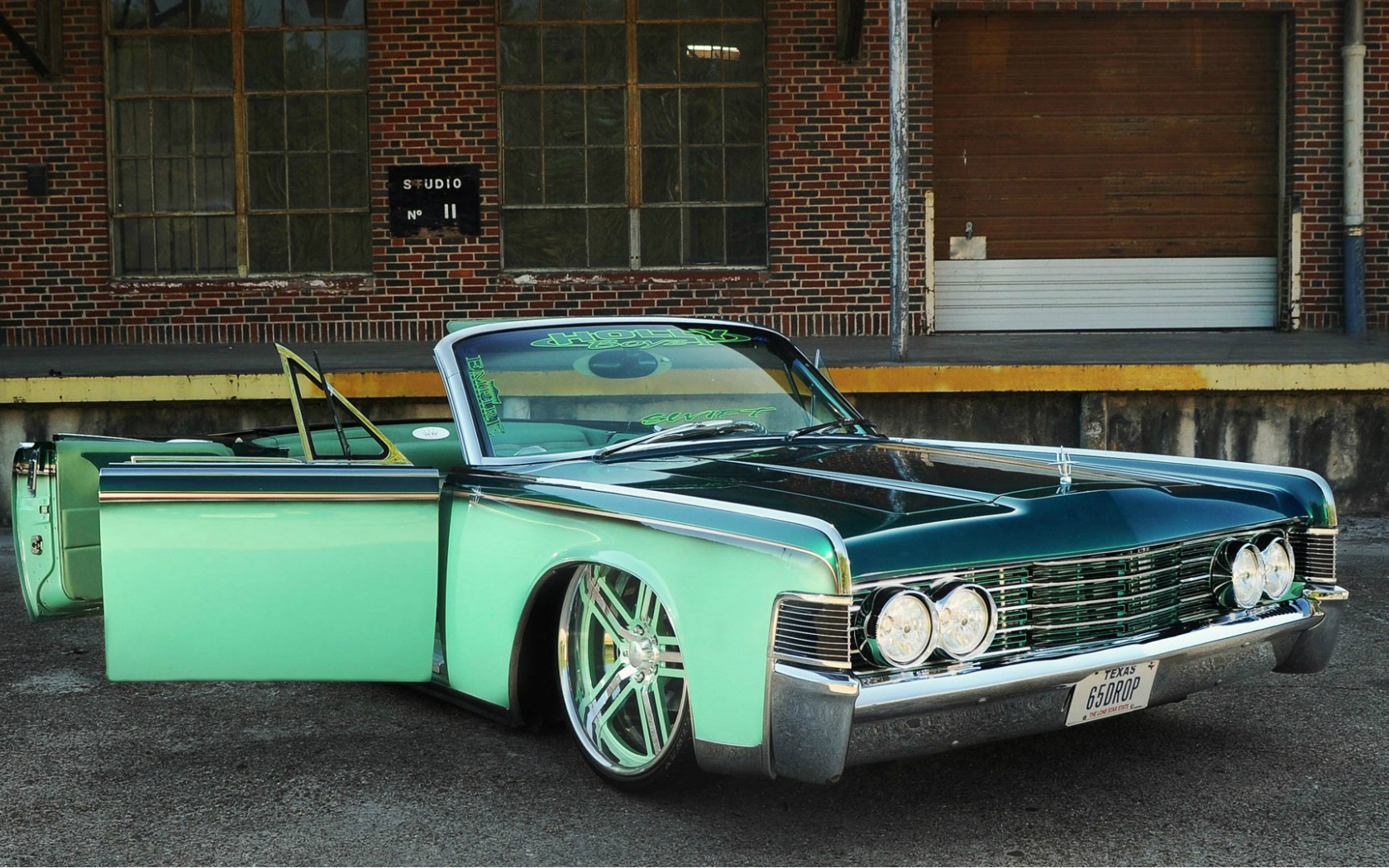 Зеленый автомобиль Lincoln Continental