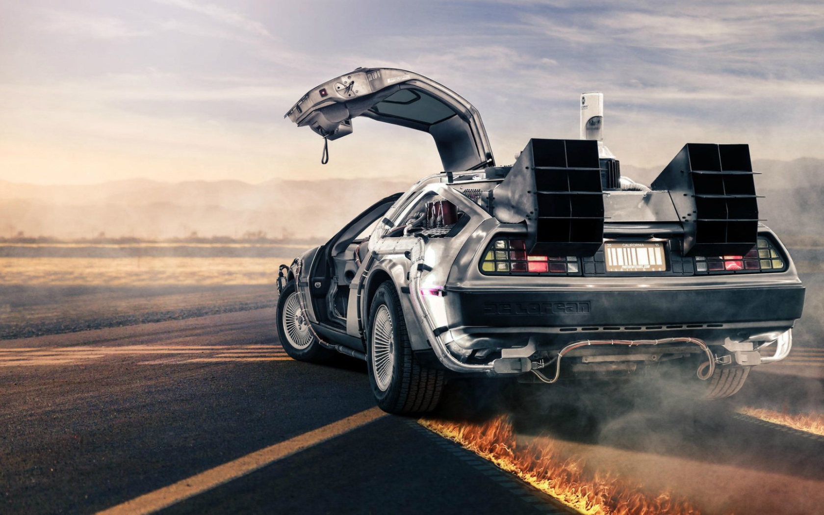 Мощный автомобиль DeLorean DMC-12