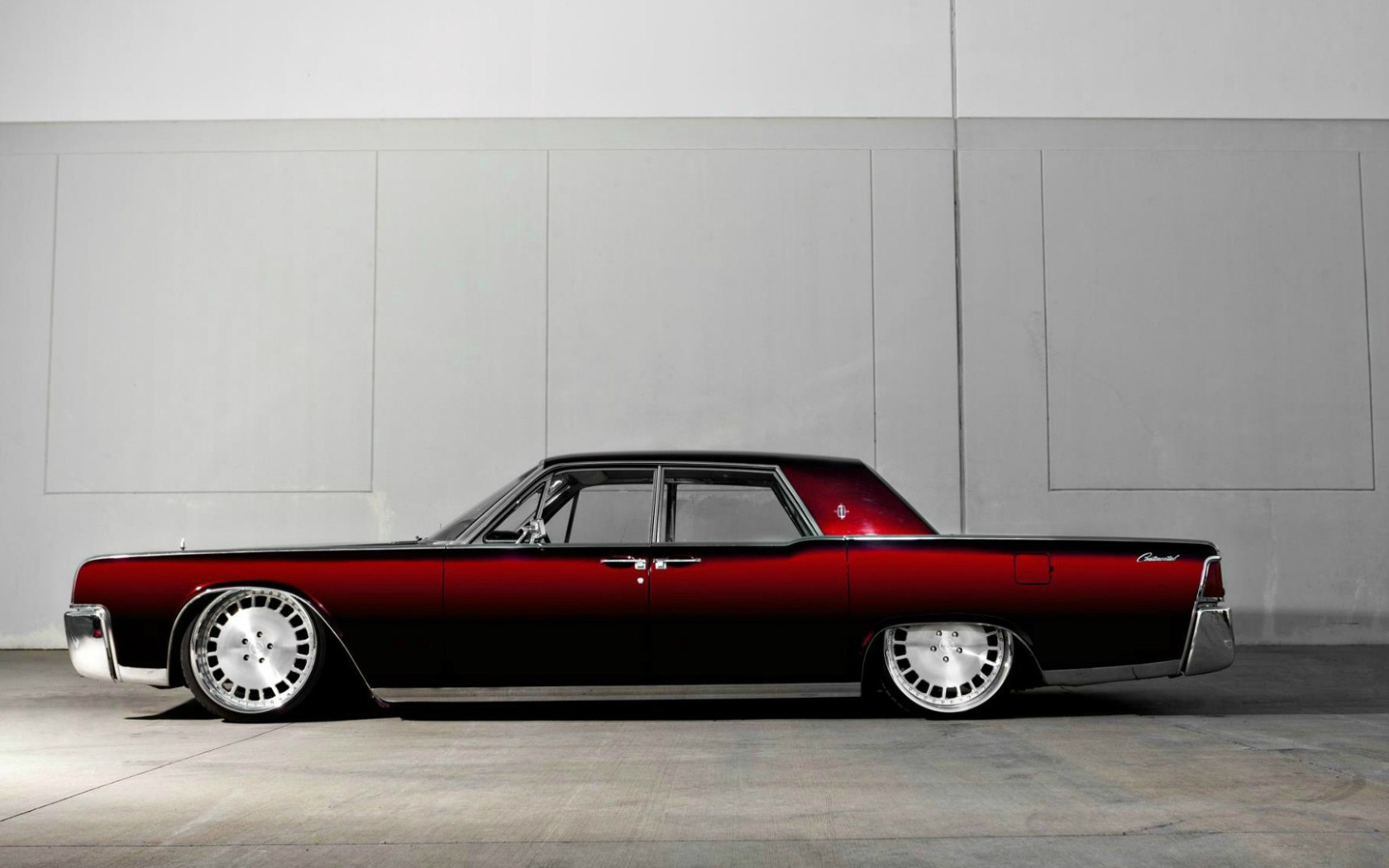 Красный Lincoln Continental