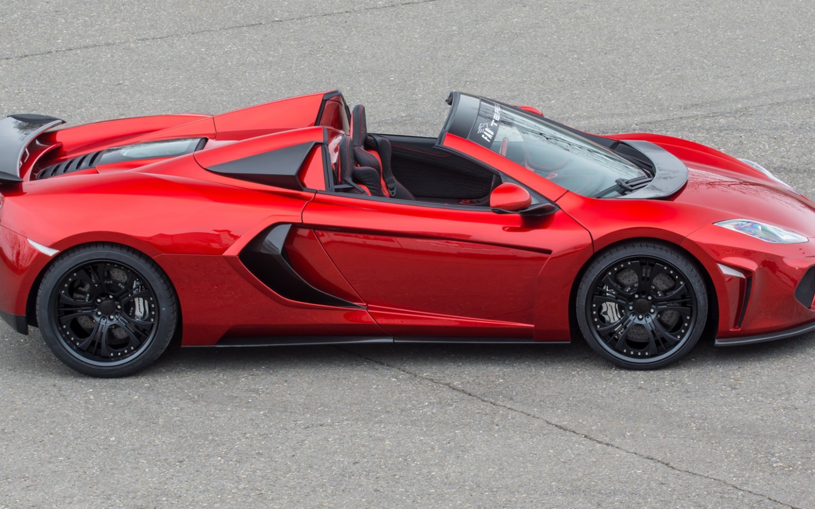 Красный кабриолет McLaren