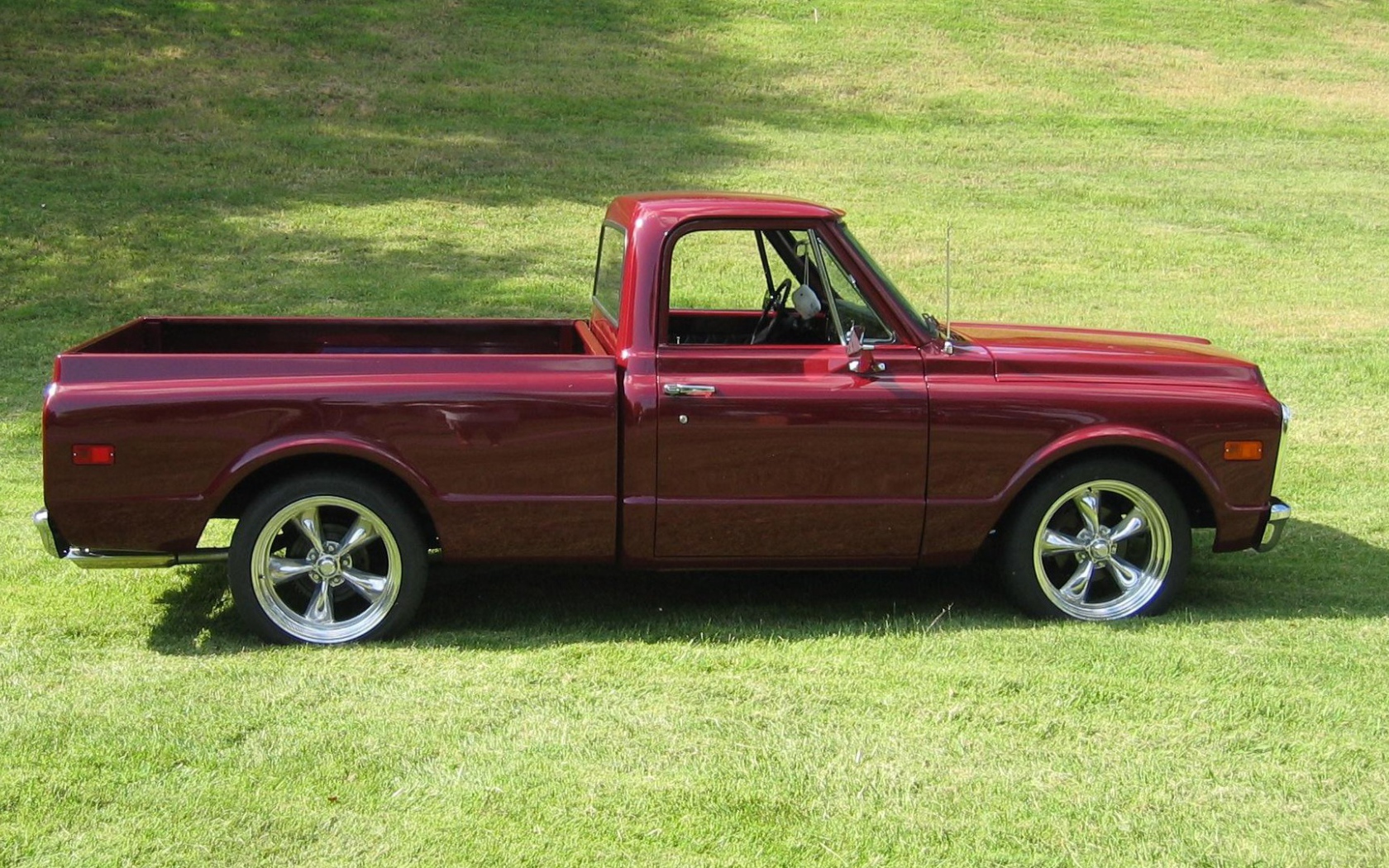 Красный мощный пикап