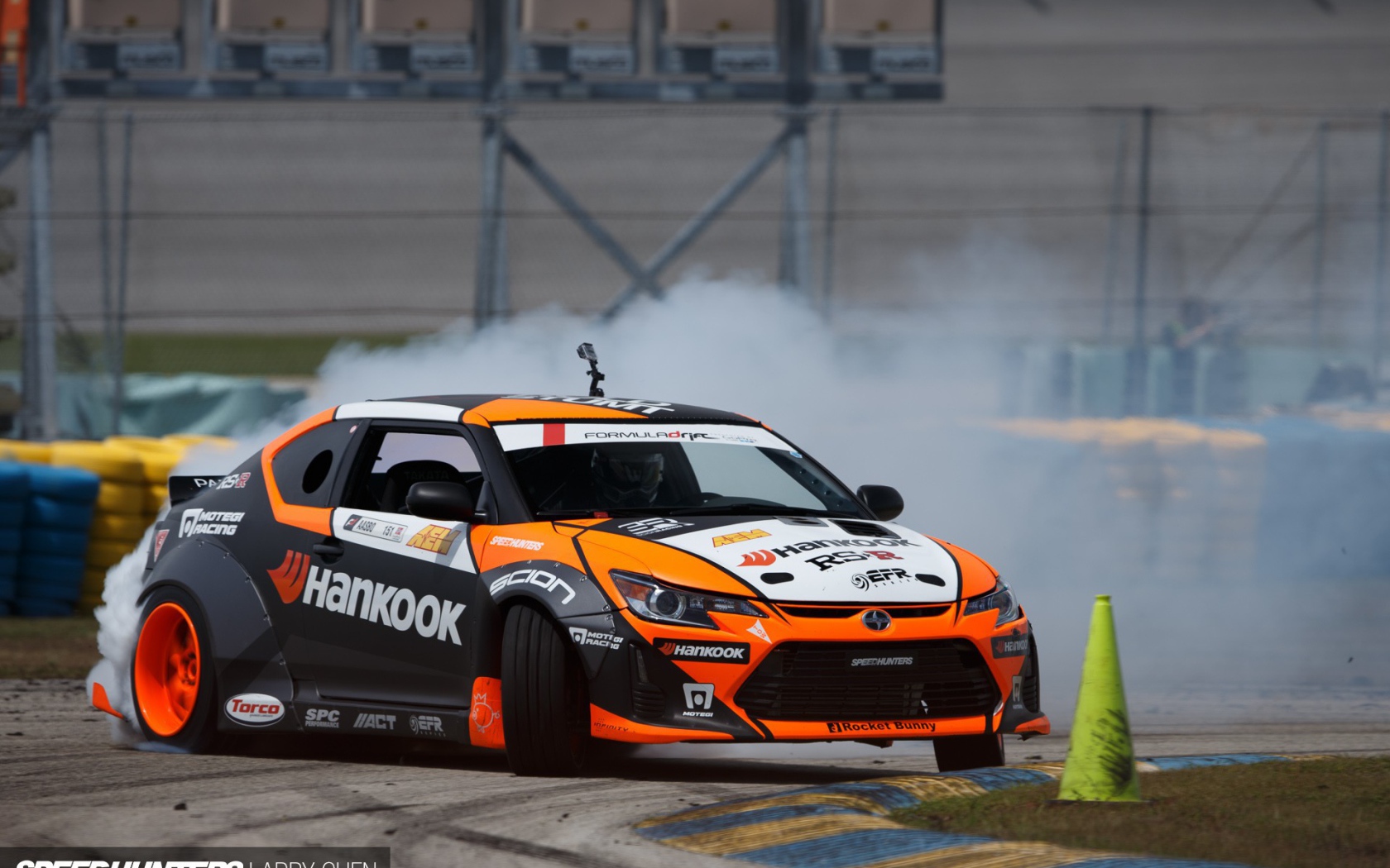 Автомобиль Scion на гоночном треке