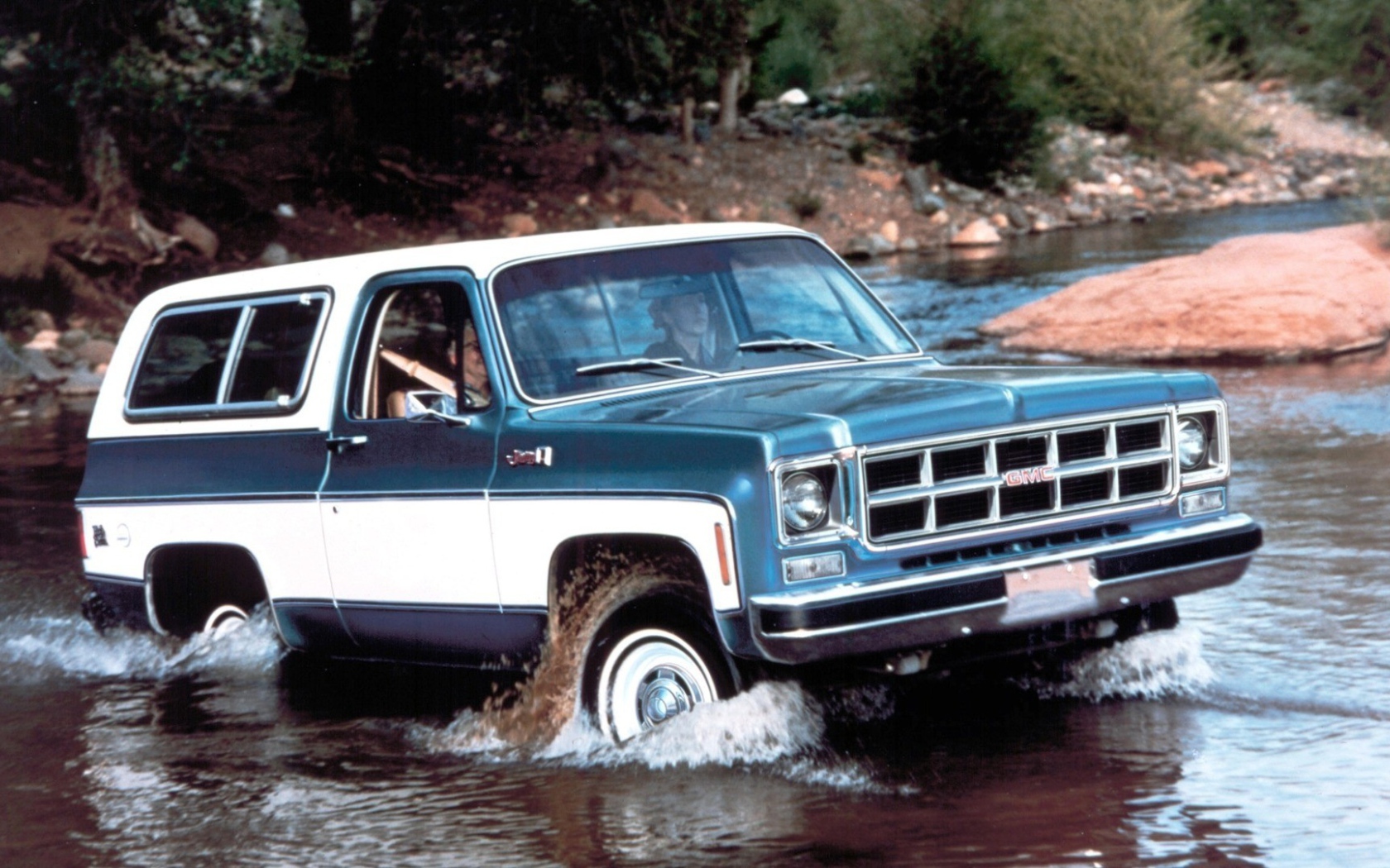 Автомобиль преодолевает реку вброд