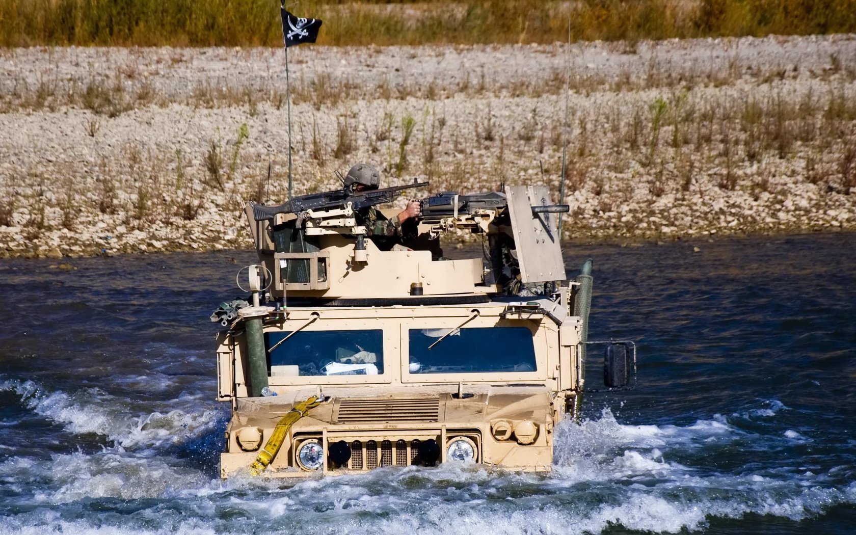 Военный Хаммер преодолевает водную преграду