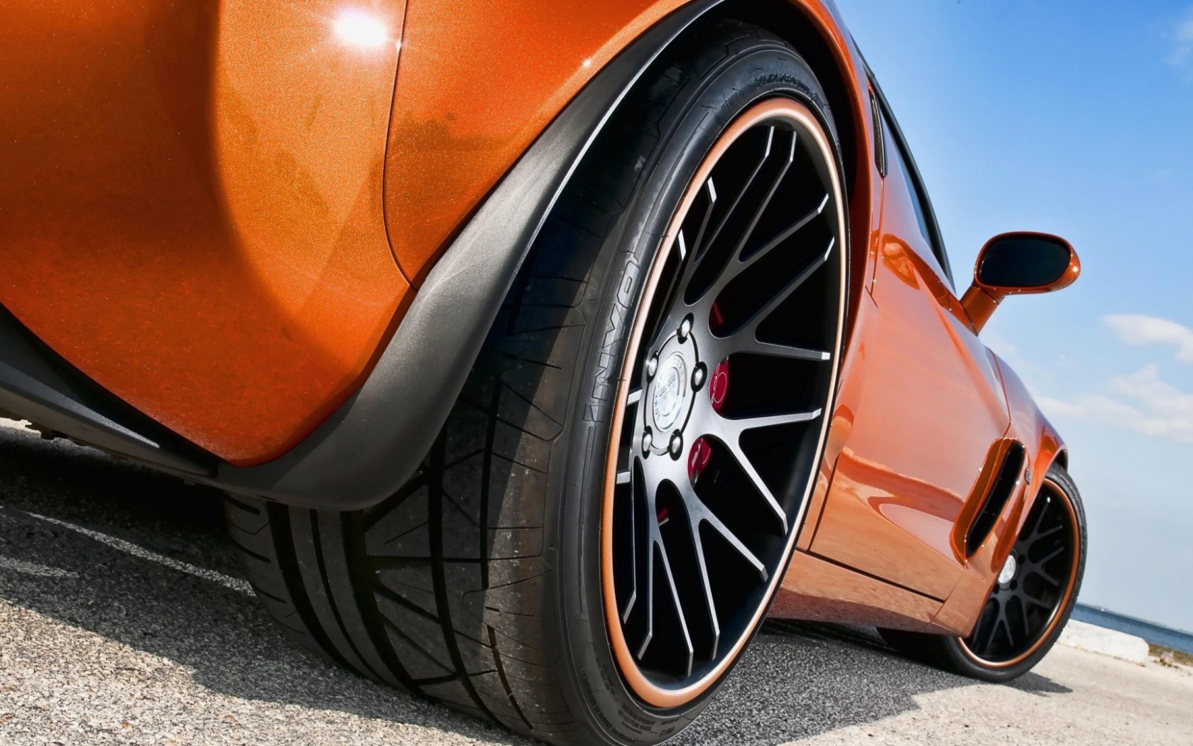 Колеса оранжевого Chevrolet Corvette Z06