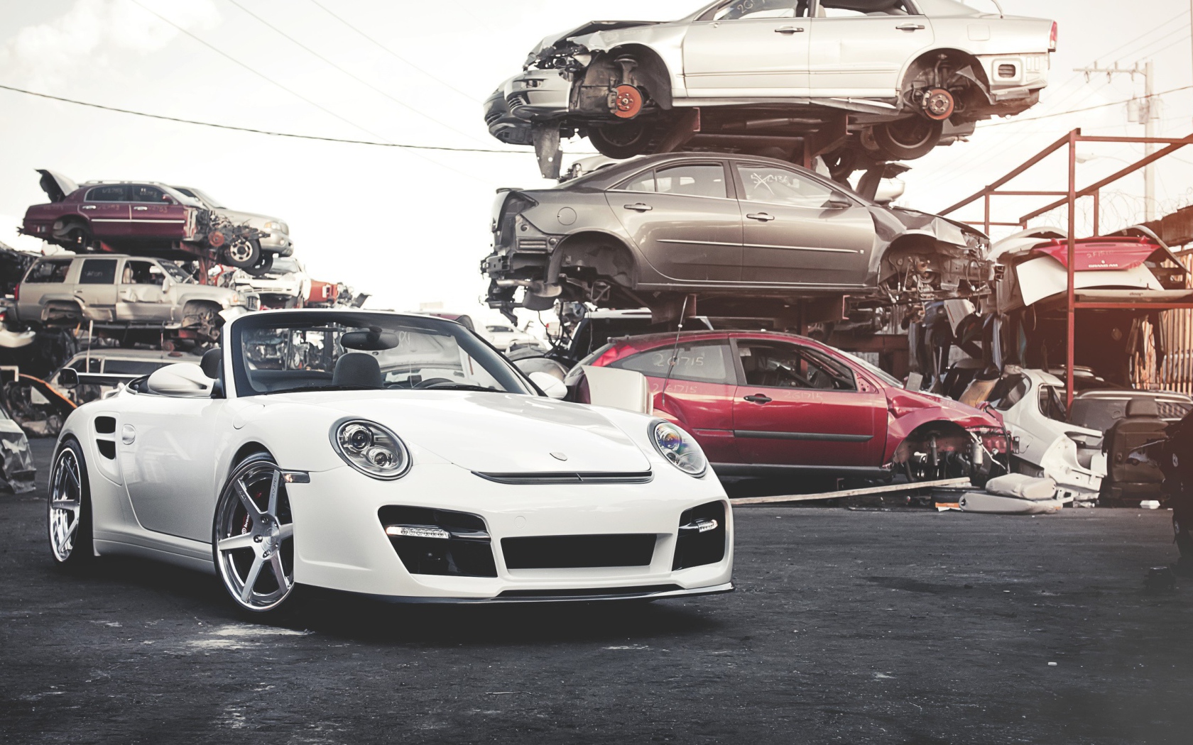 Белый кабриолет на свалке автомобилей