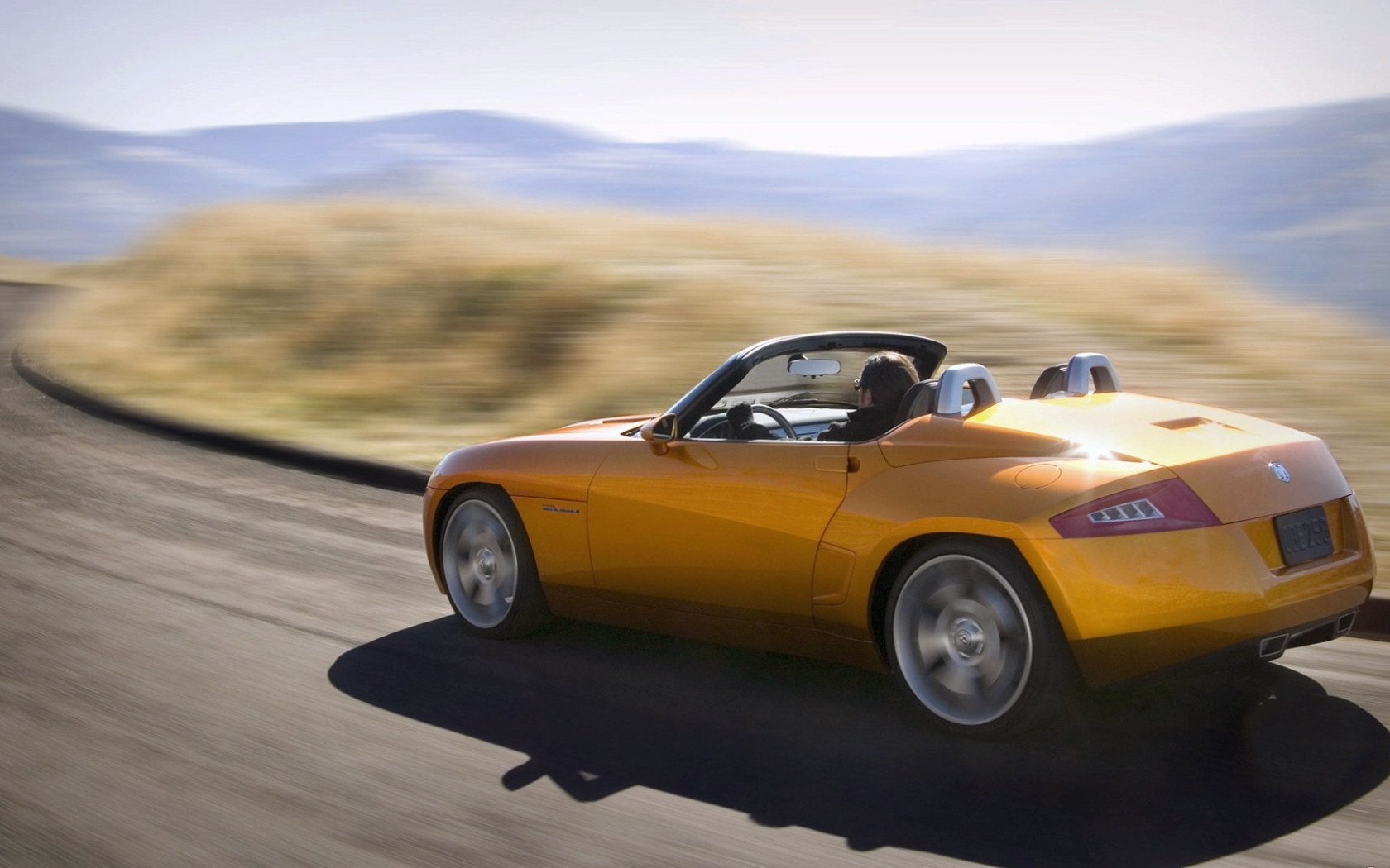 Желтый спортивный кабриолет на шоссе