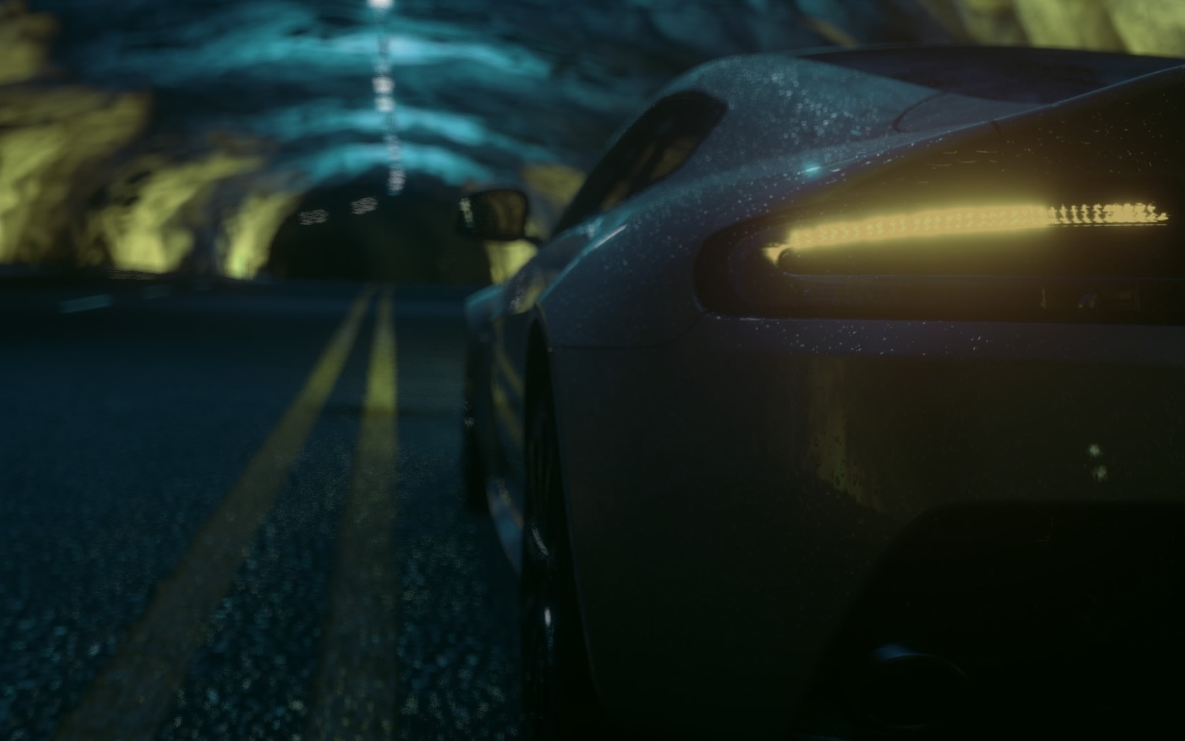 Автомобиль Aston Martin в тоннеле