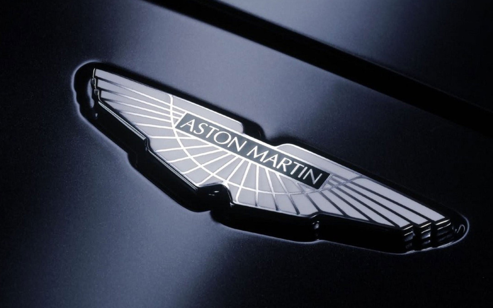 Логотип Aston Martin на черном фоне