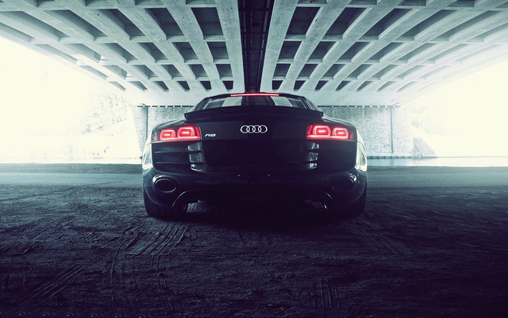 Черный Ауди под мостом