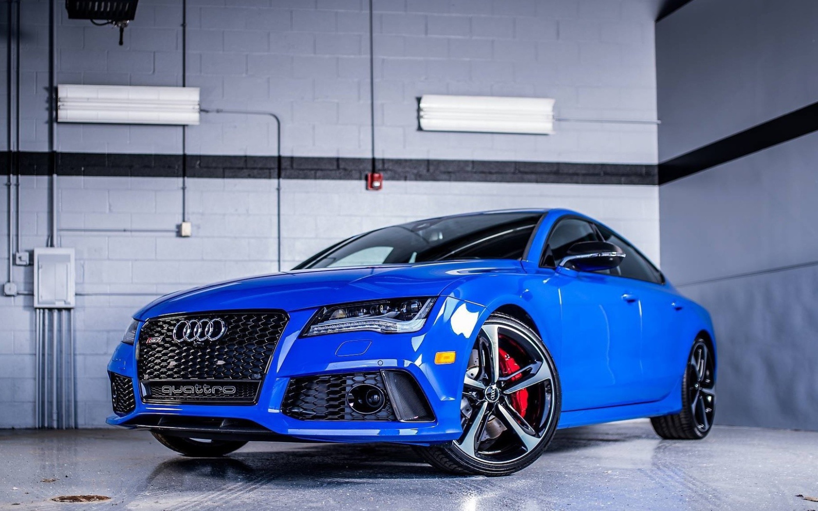 Голубой Ауди Кватро в гараже