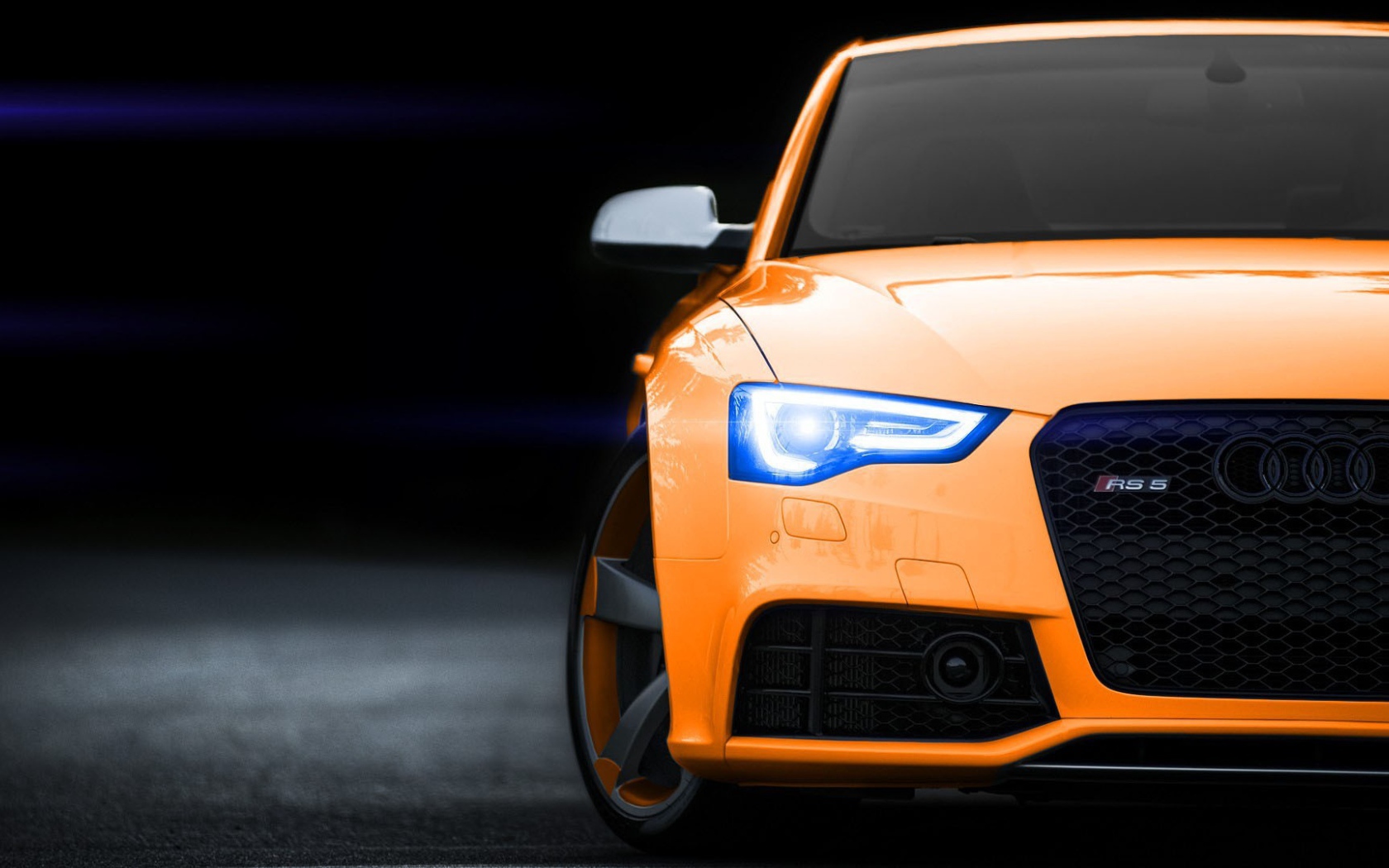 Голубые неоновые фары оранжевого Audi RS5