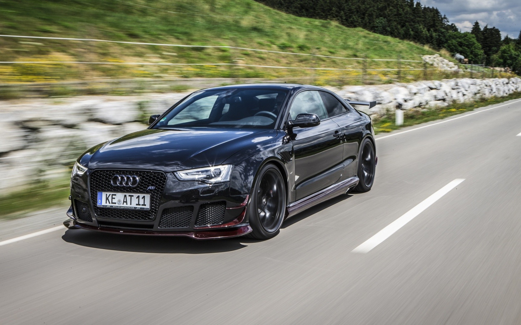 Быстрый черный Ауди на дороге за городом
