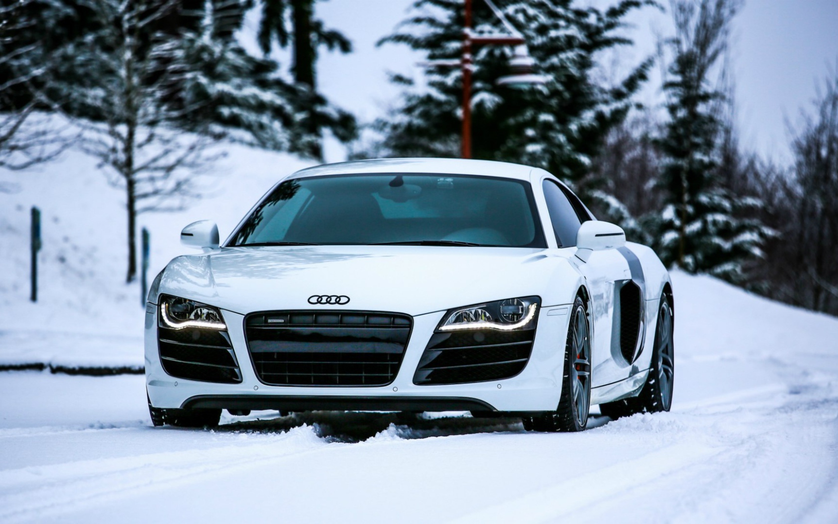 Audi R8 едет по снегу
