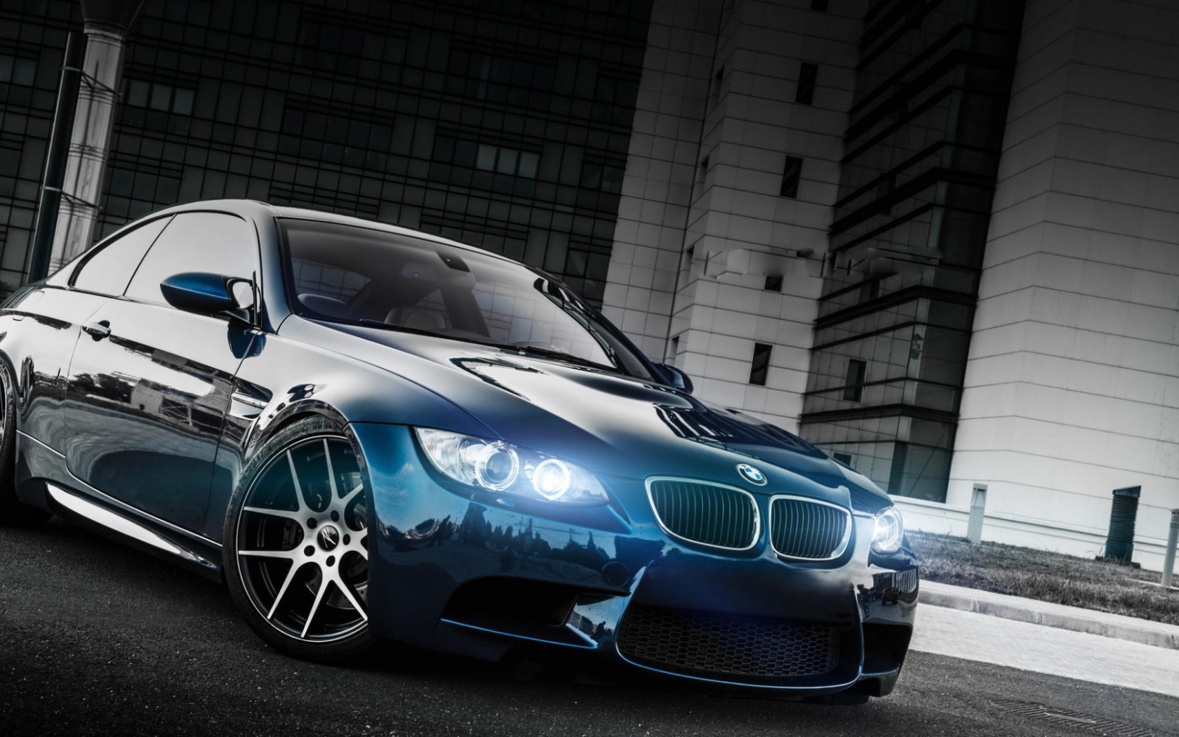 Неоновые фары автомобиля БМВ