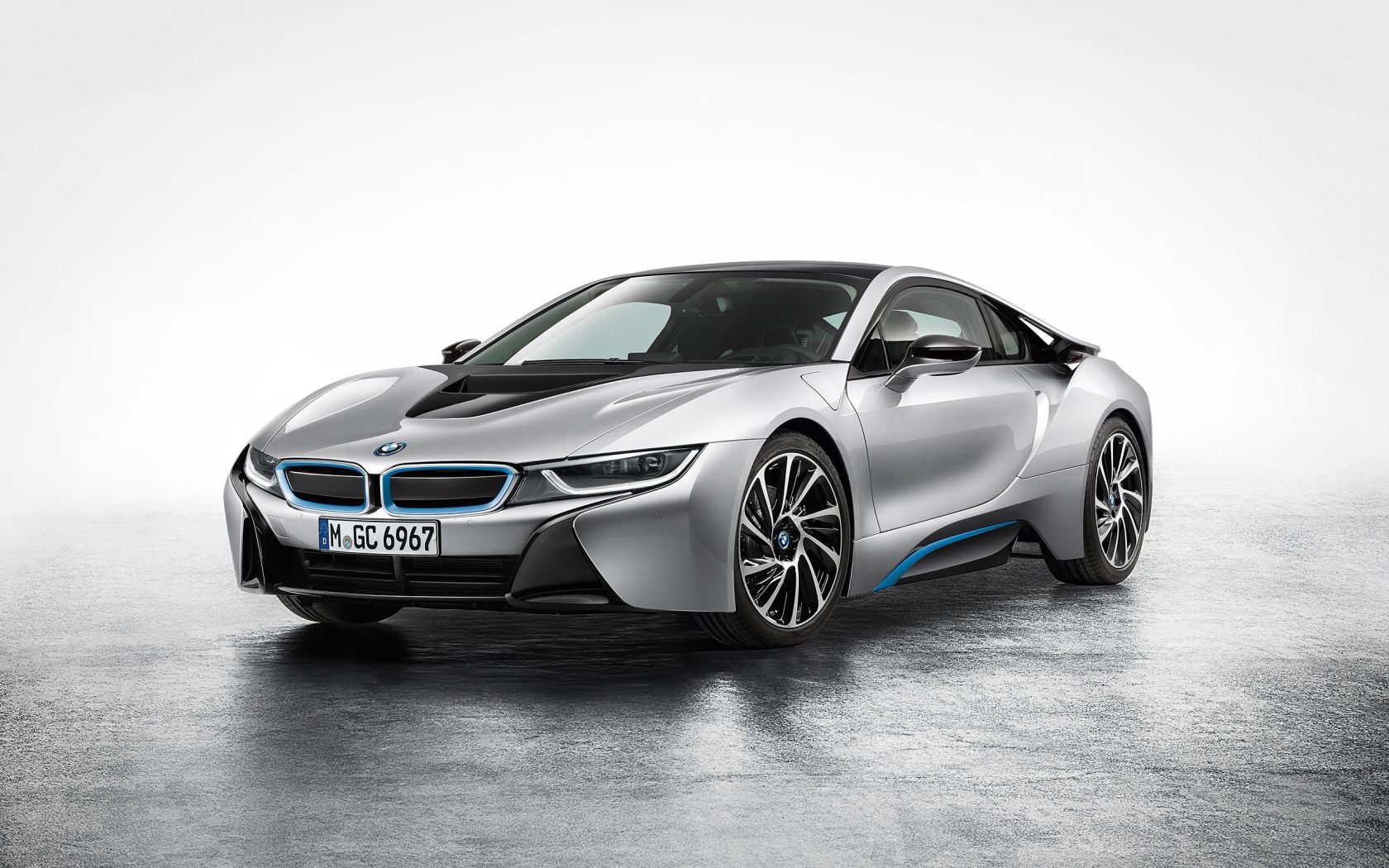 Новый серебристый BMW i8