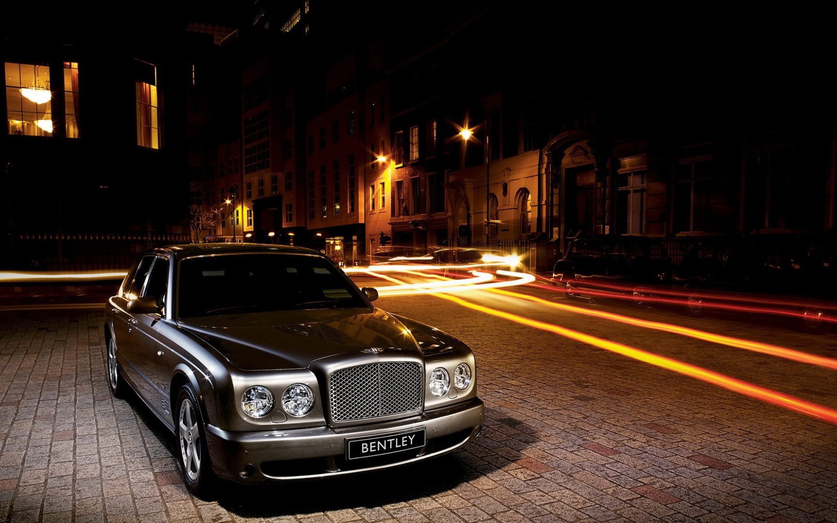 Бентли на темной улице