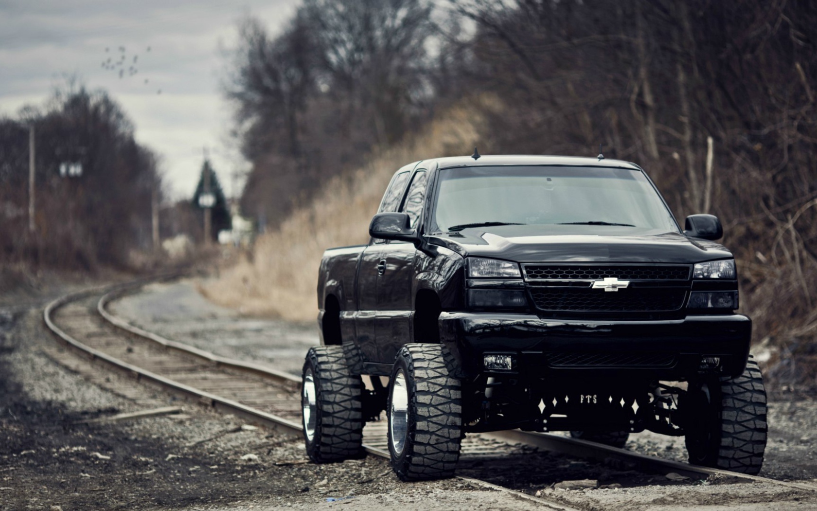 Chevrolet Silverado SS на рельсах