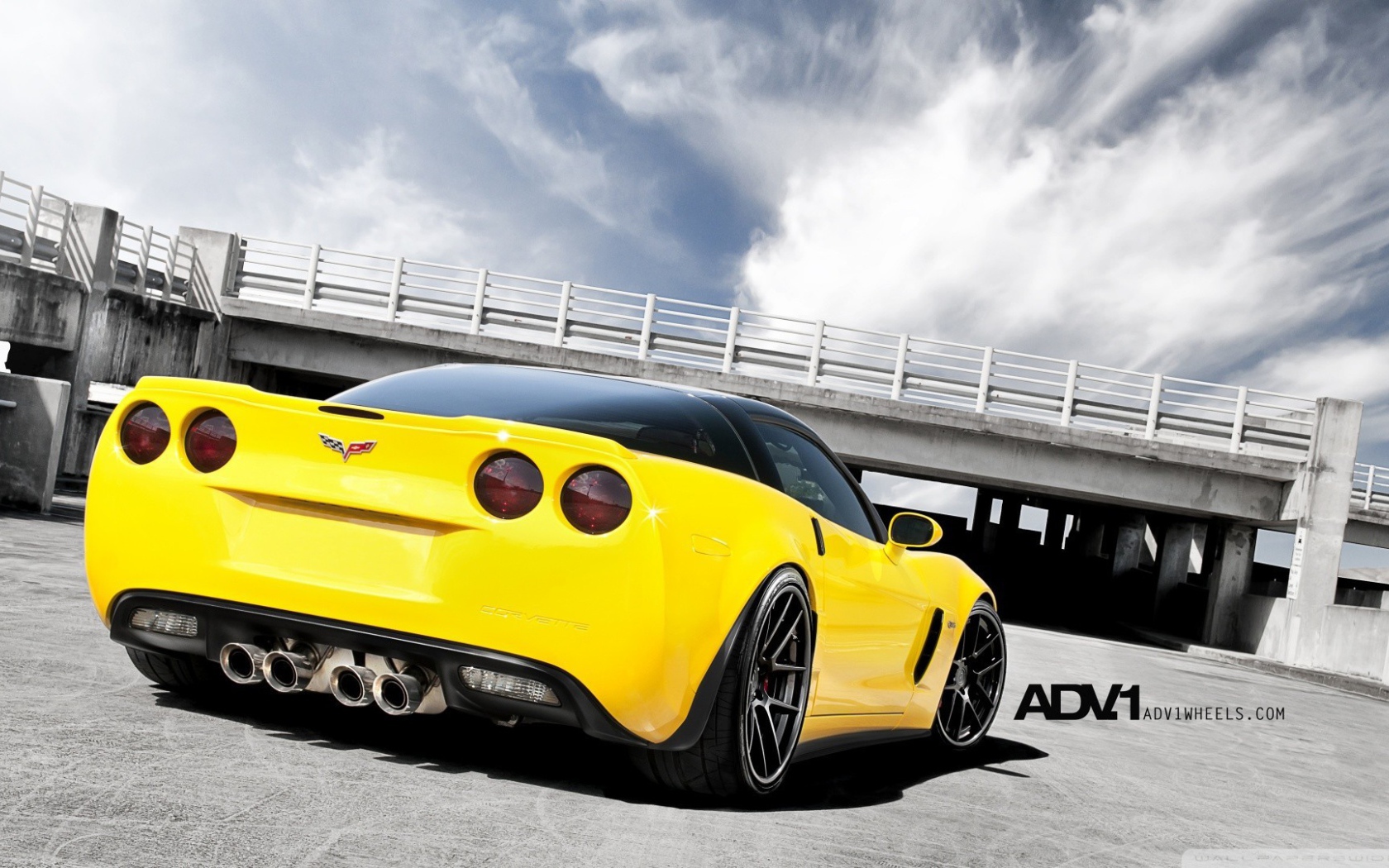 Желтый Chevrolet Z06 у моста