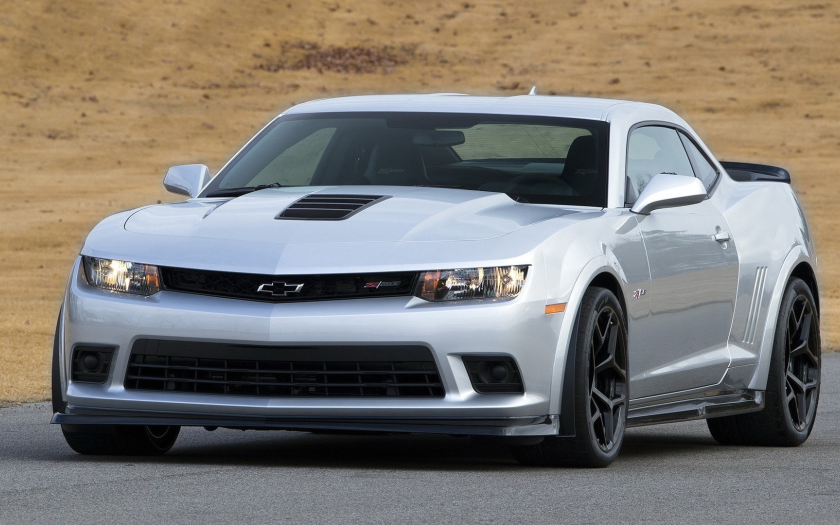 Красивый белый Chevrolet Camaro в пустыне