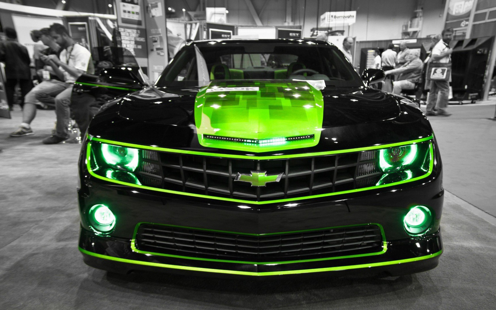 Черно зеленый Chevrolet Camaro