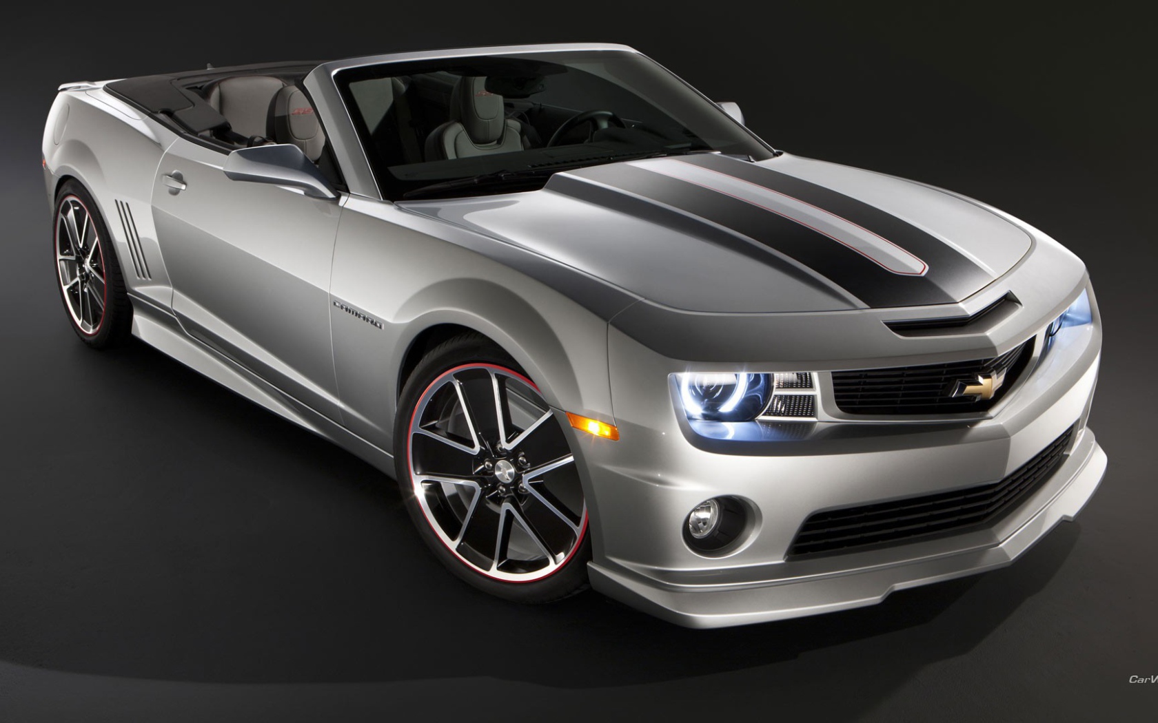 Серый кабриолет Chevrolet Camaro на сером фоне