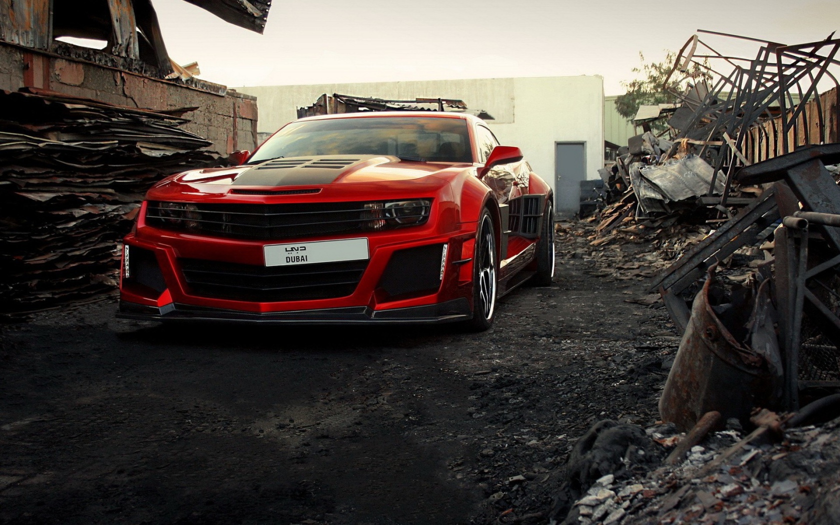 Красный Chevrolet Camaro среди руин