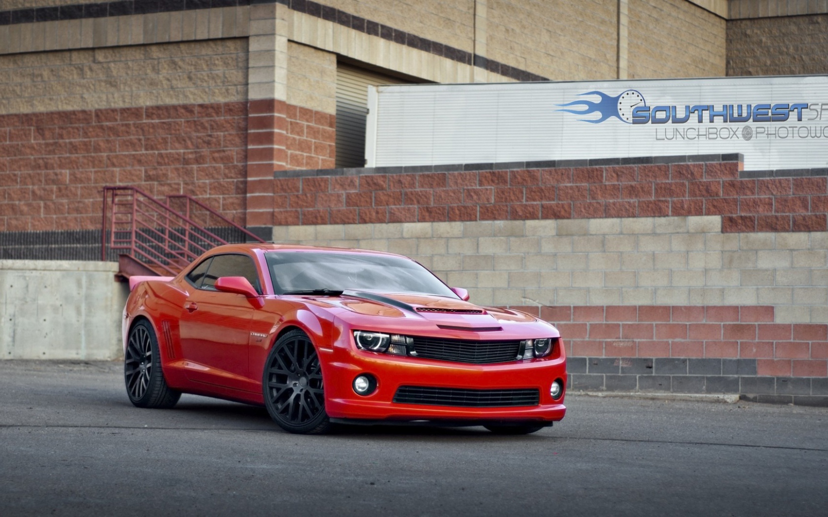Красный спортивный автомобиль Chevrolet Camaro