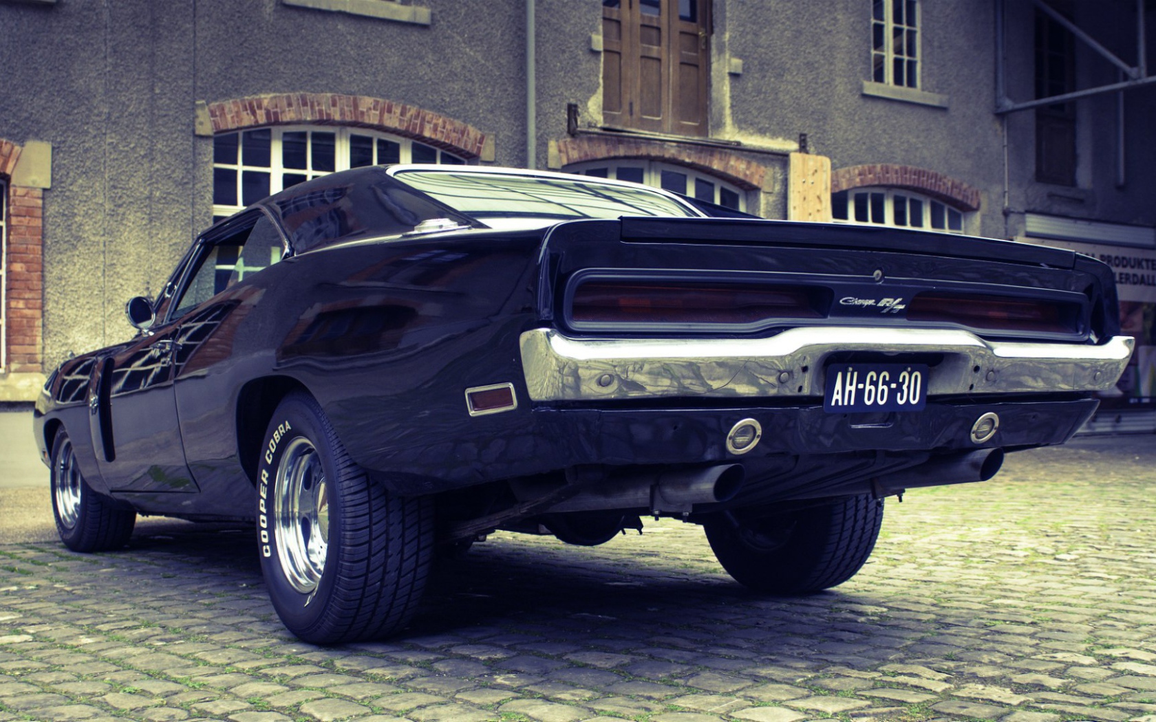 Черный автомобиль Dodge Charger RT