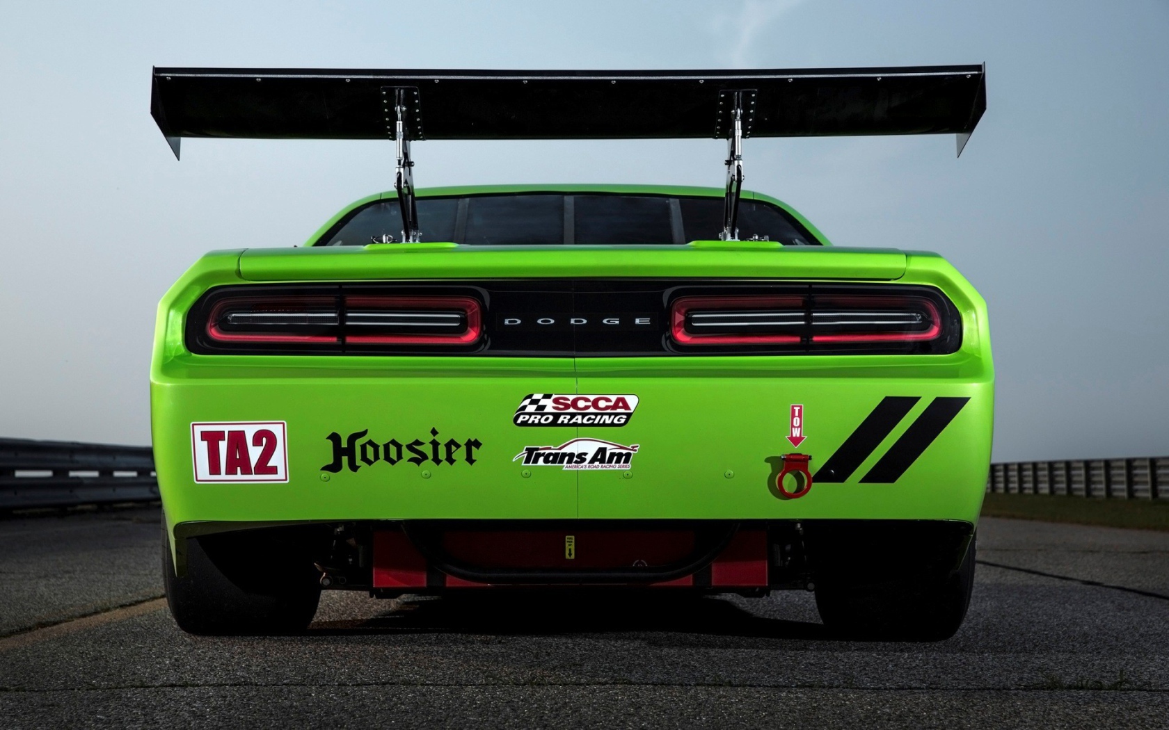 Зеленый Dodge Challenger SRT Trans-Am со спойлером
