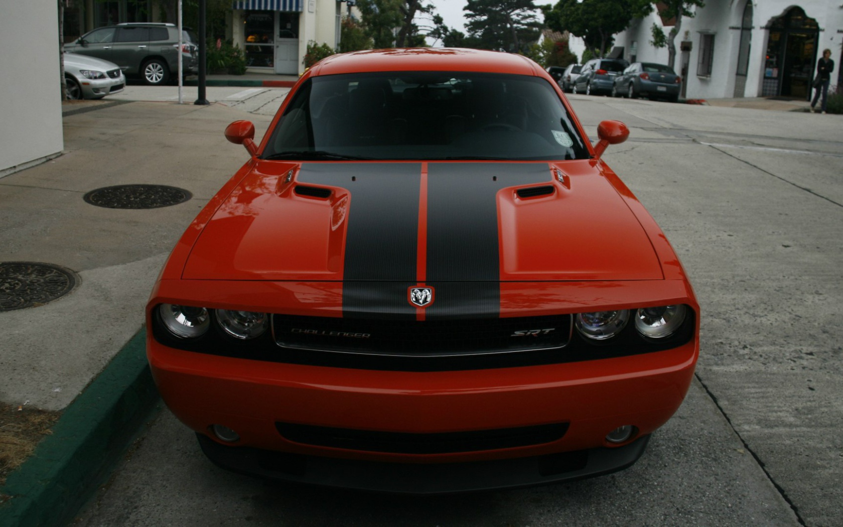 Красный Dodge Challenger SRT8