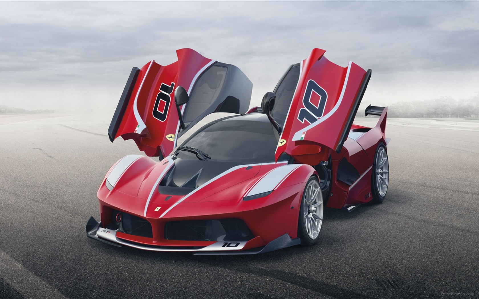 Открытые двери авто Ferrari FXX K