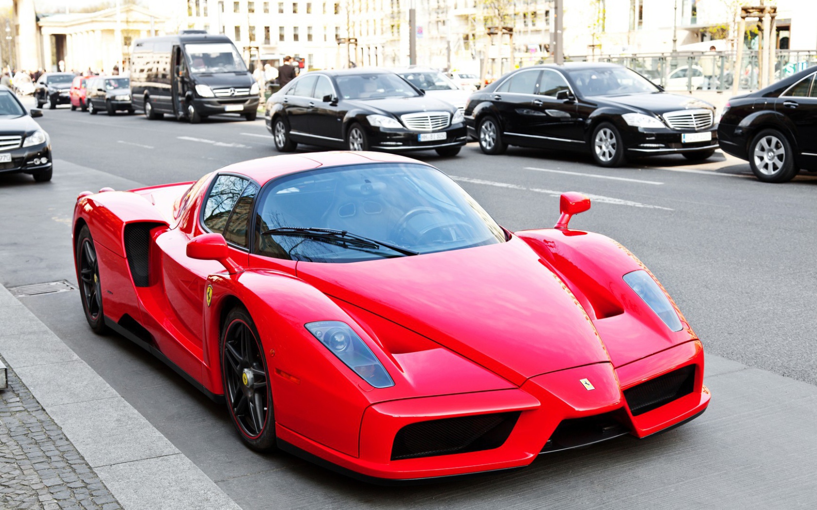 Красный Ferrari Enzo на городской улице