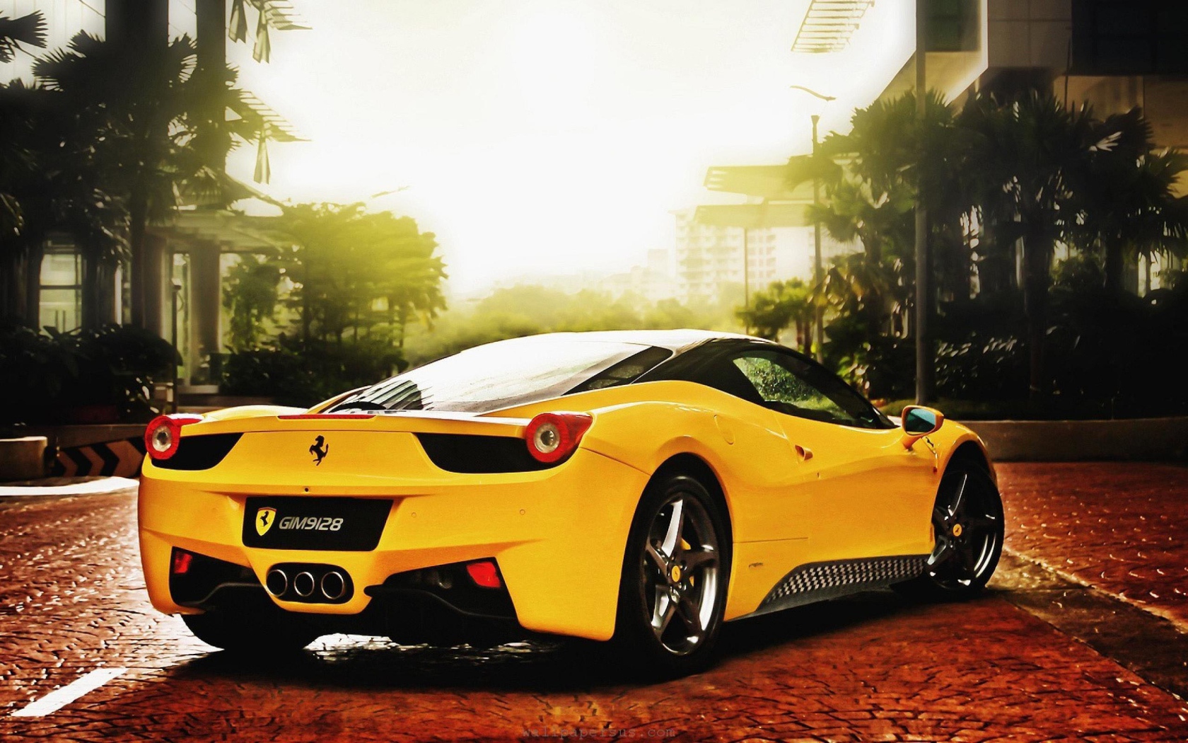 Желтый Ferrari 458 на брусчатке улицы