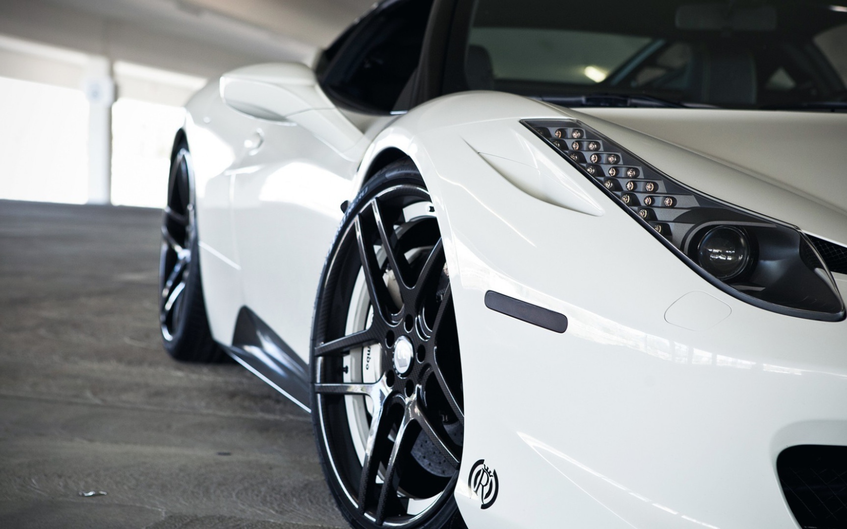 Перед белого Феррари