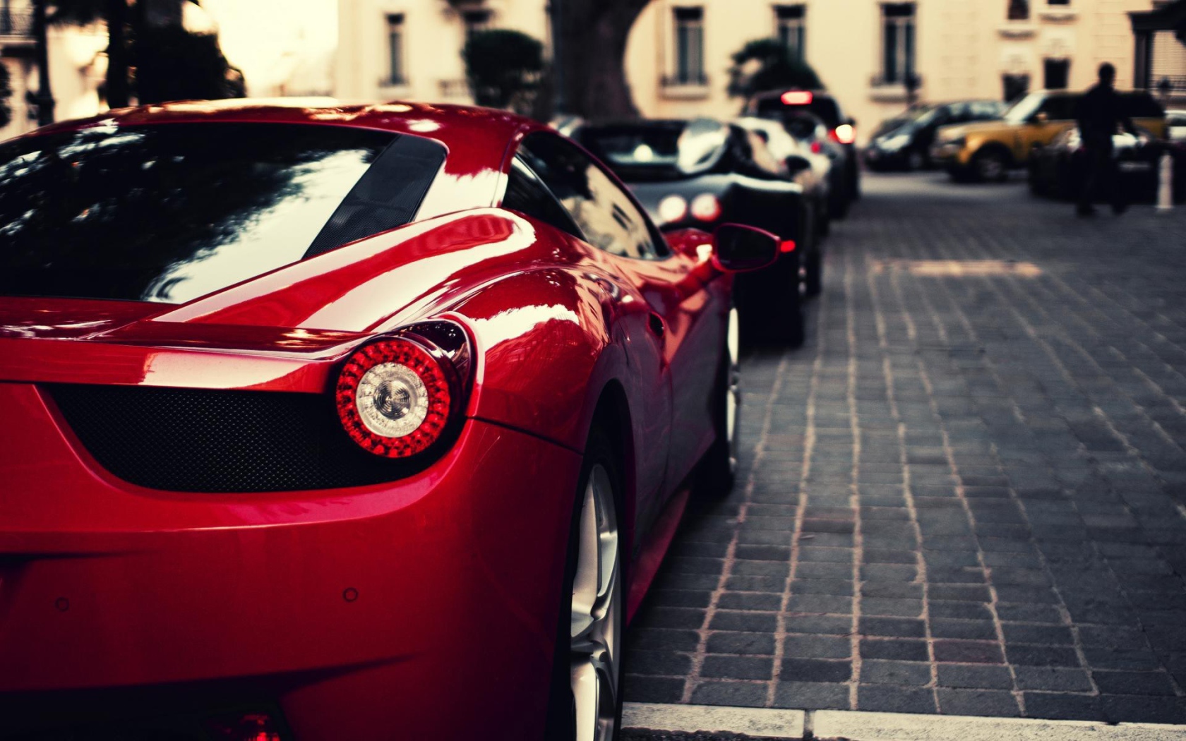 Красный Ferrari 458 припаркован на улице