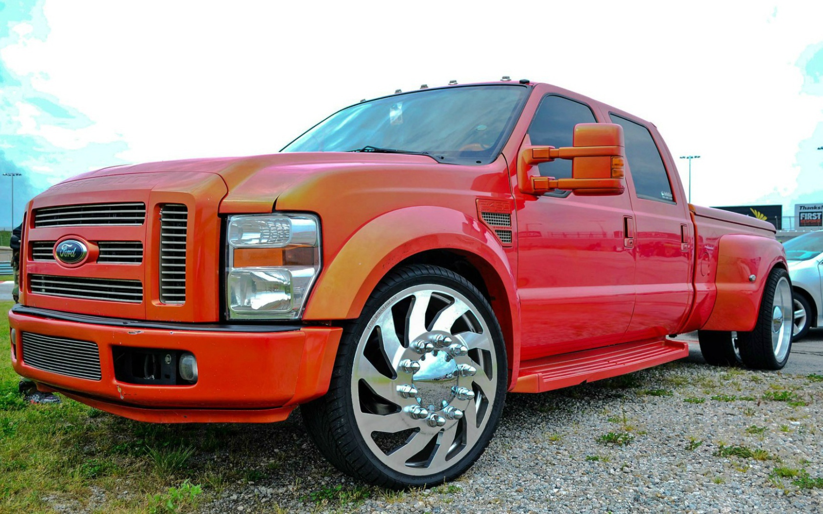 Мощный красный Ford F-350