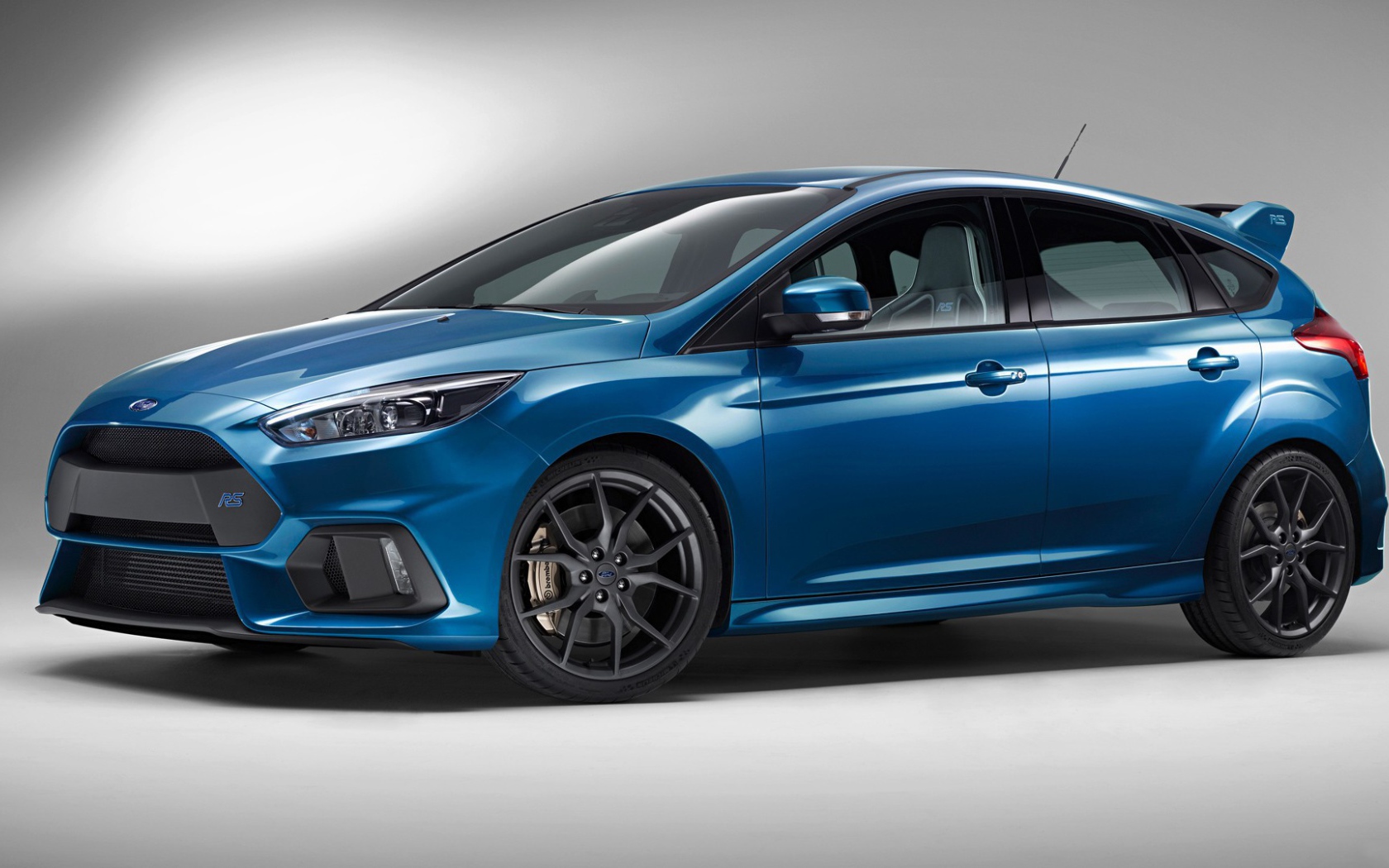 Вид в профиль на голубой Ford Focus RS на сером фоне