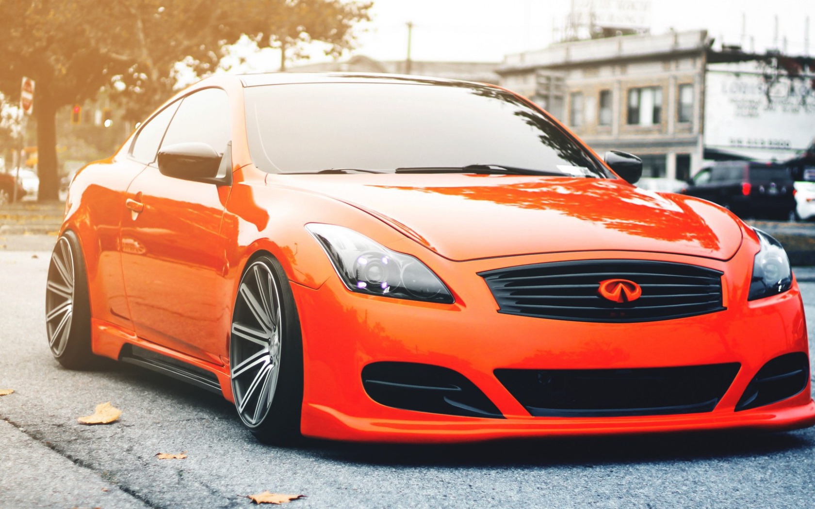 Красный автомобиль Infiniti G37S