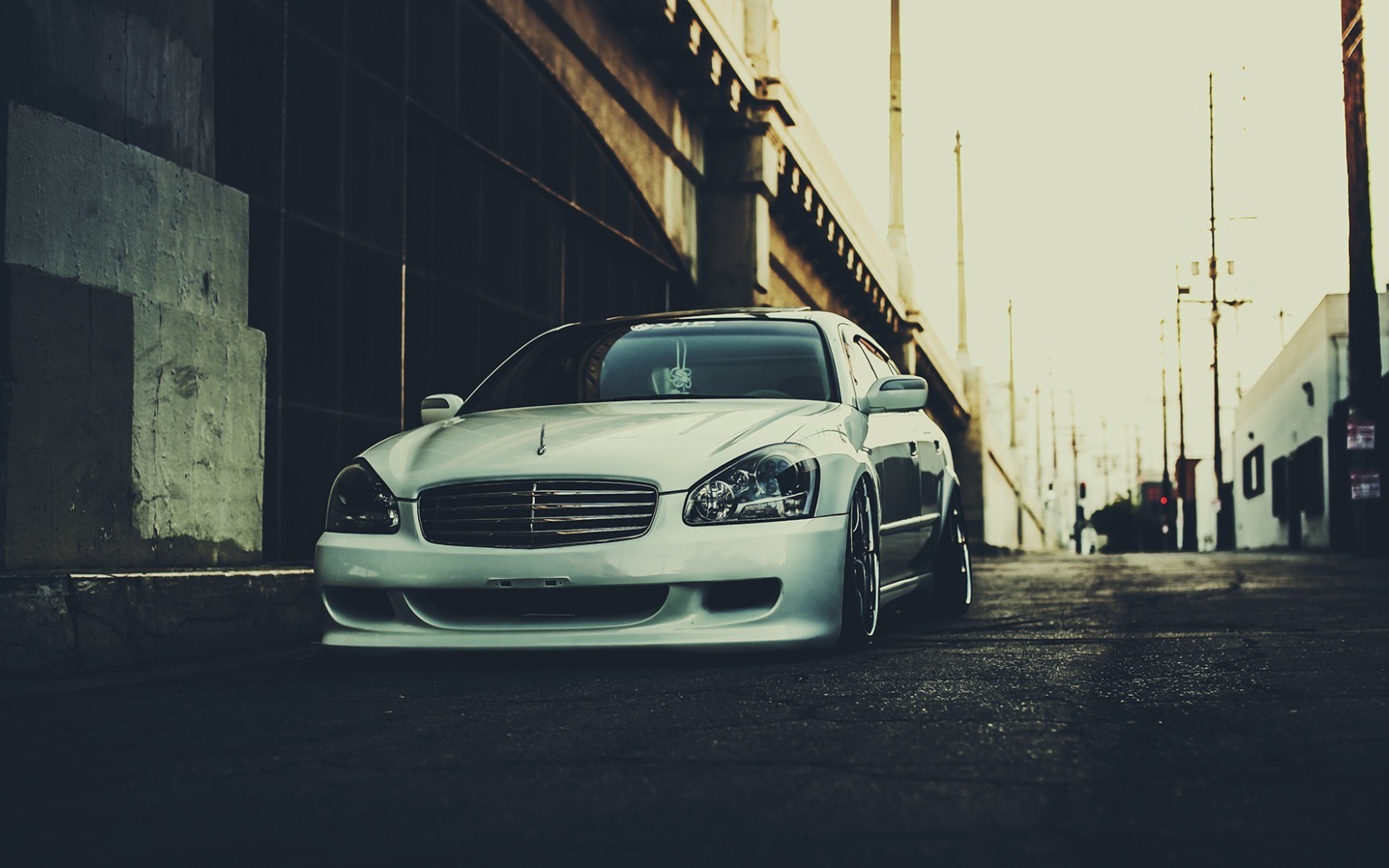 Белый Infiniti у эстакады