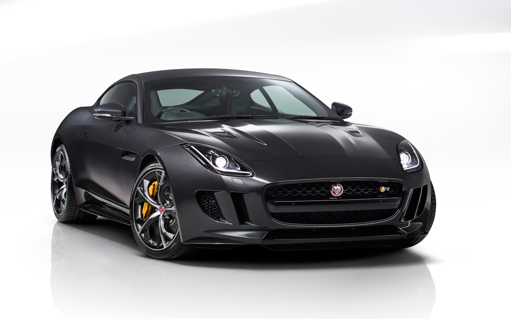 Черный автомобиль Jaguar F-Type